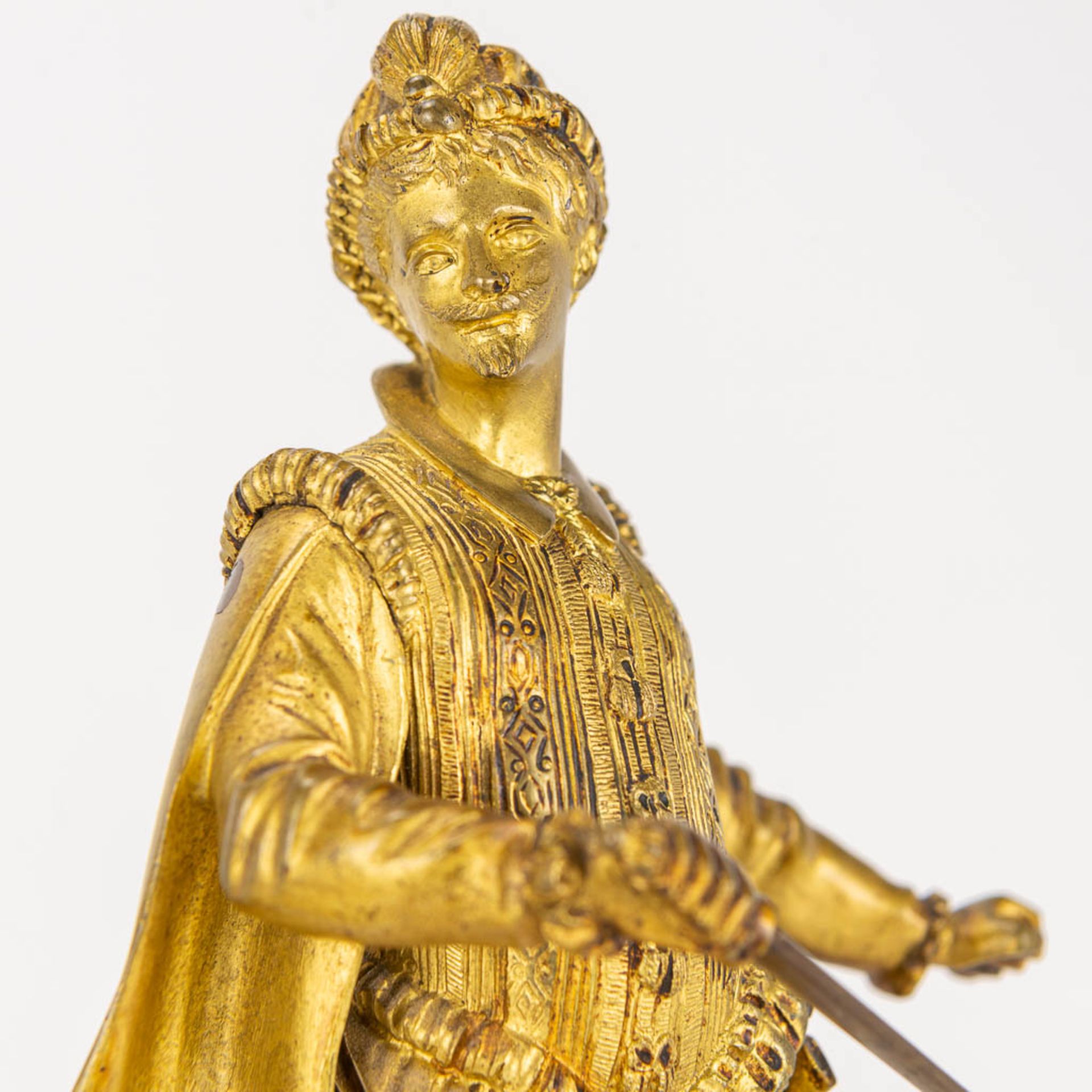 A pair of gilt Conquistadores statues made of gilt bronze and standing on a white marble base. - Image 8 of 9