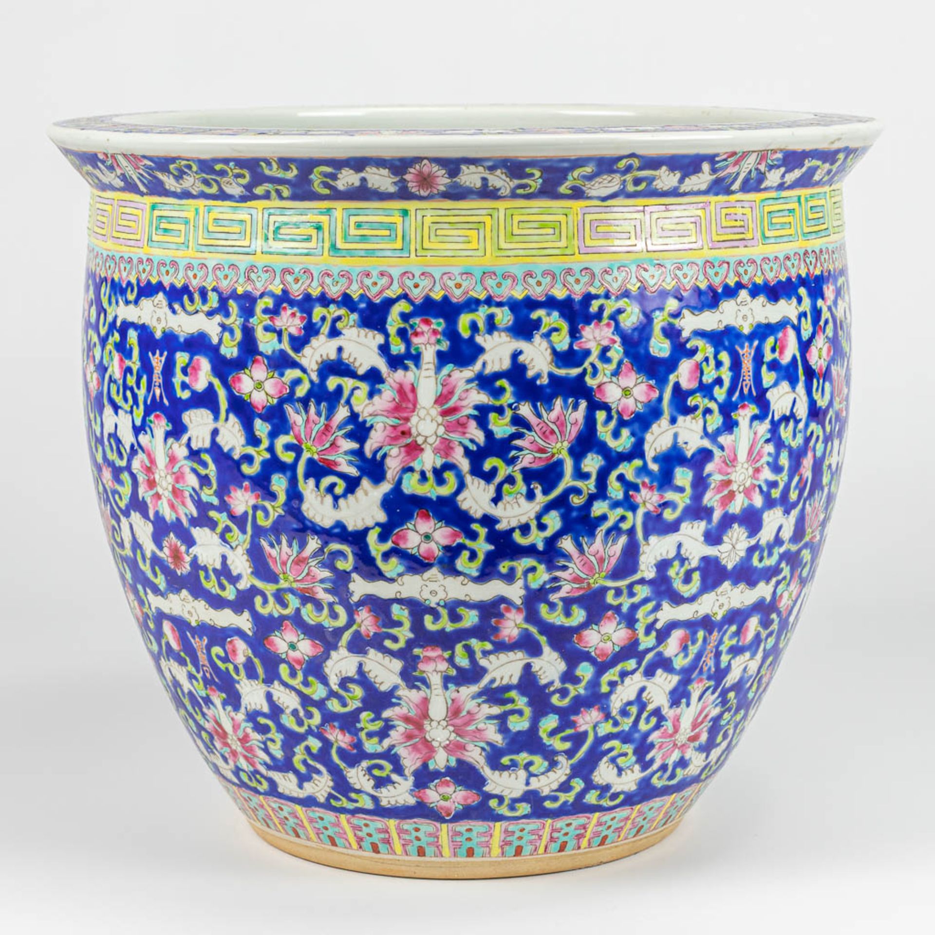 A large cache-pot made of Chinese porcelain and decorated with flowers - Image 5 of 10