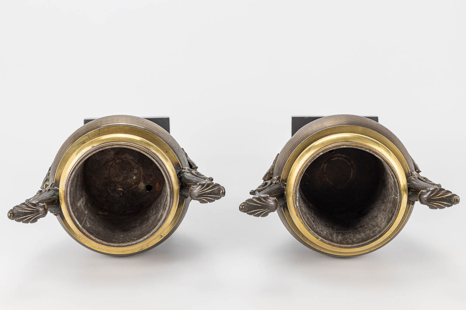 A pair of bronze cassolettes or incense burners mounted on a black marble base - Image 3 of 10