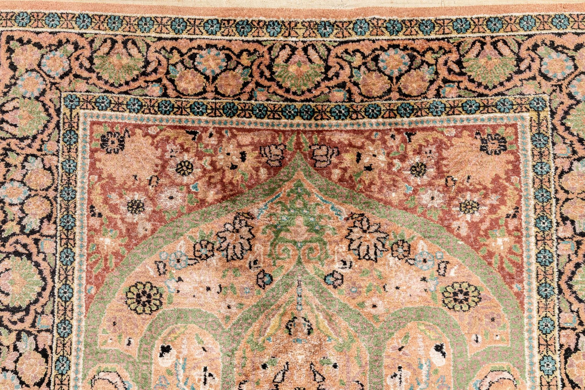 An oriental hand-made prayer carpet. Isfahan. (124 x 193 cm) - Image 4 of 7