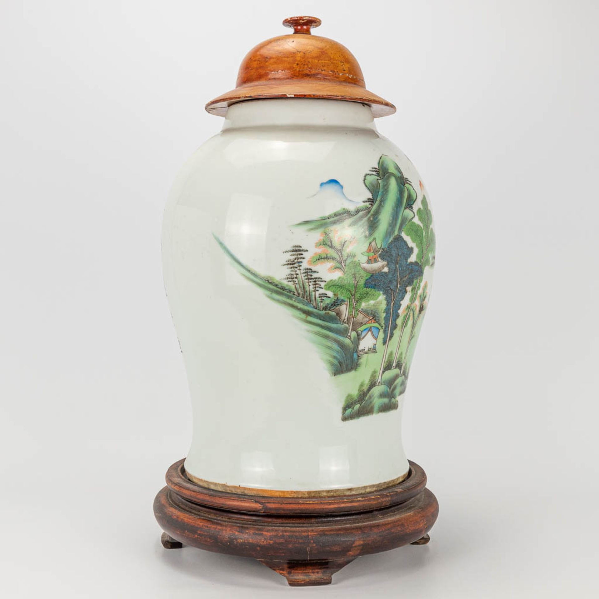 A vase with lid made of Chinese porcelain and decorated with landscapes - Image 3 of 19