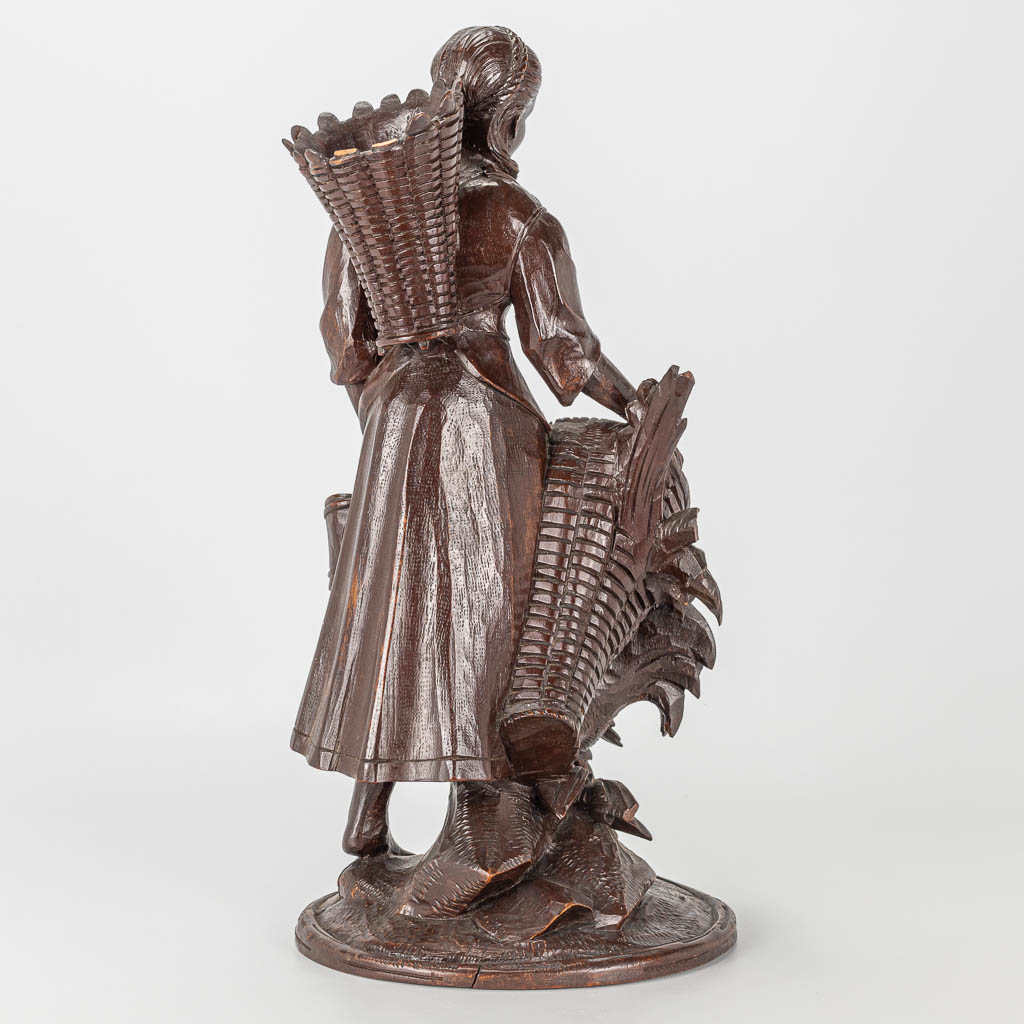 A wood sculpture of a lady with rooster, Black Forest. - Image 5 of 14