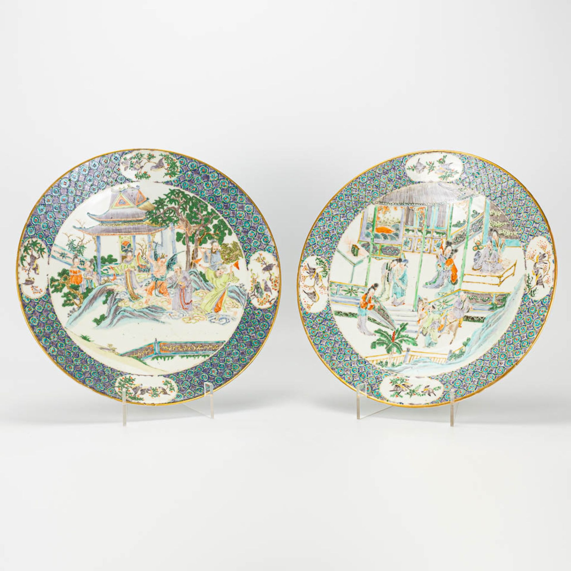 A pair of plates made of Chinese porcelain in Kanton style. 19th century.