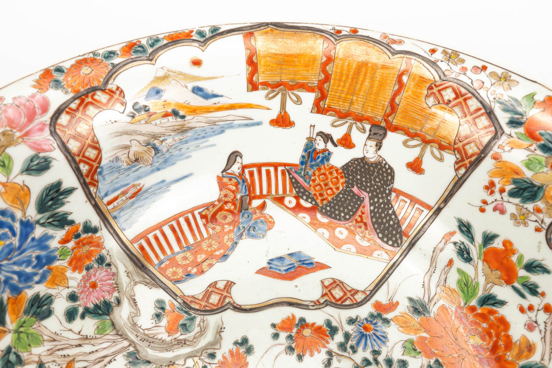 A bowl made of Japanese porcelain and decorated Kutani. - Image 12 of 14