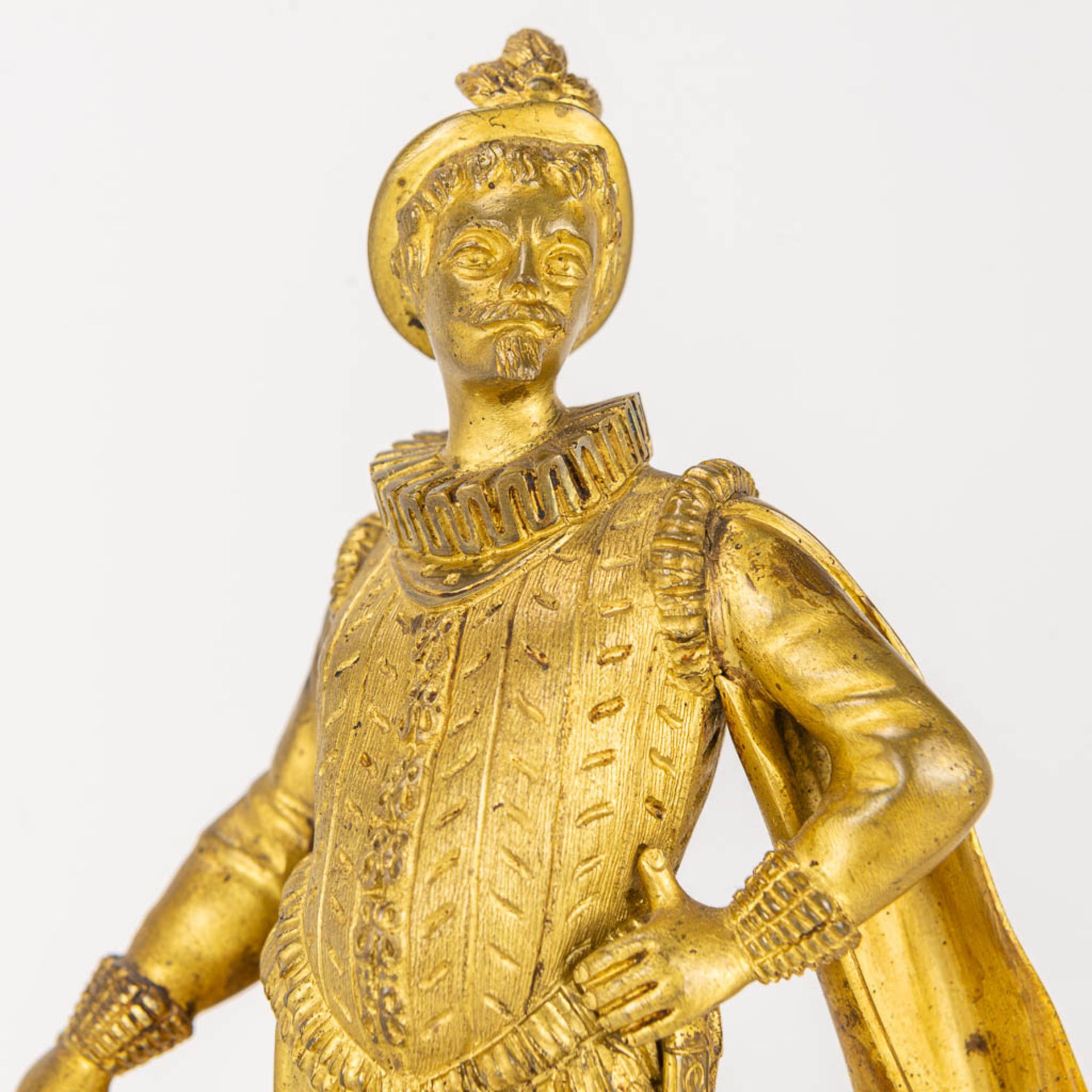 A pair of gilt Conquistadores statues made of gilt bronze and standing on a white marble base. - Image 9 of 9