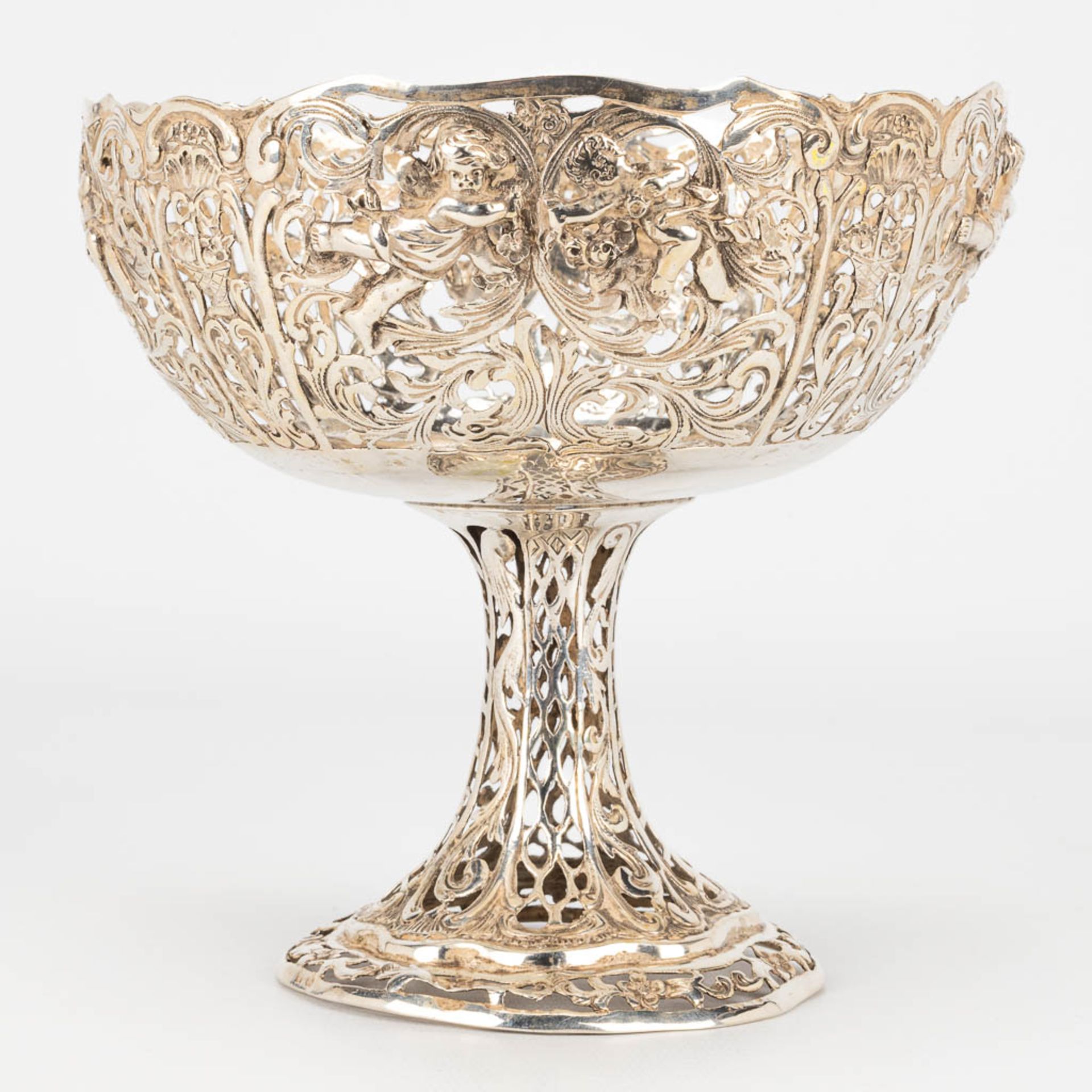 A tazza made of silver and decorated with putti. 248g