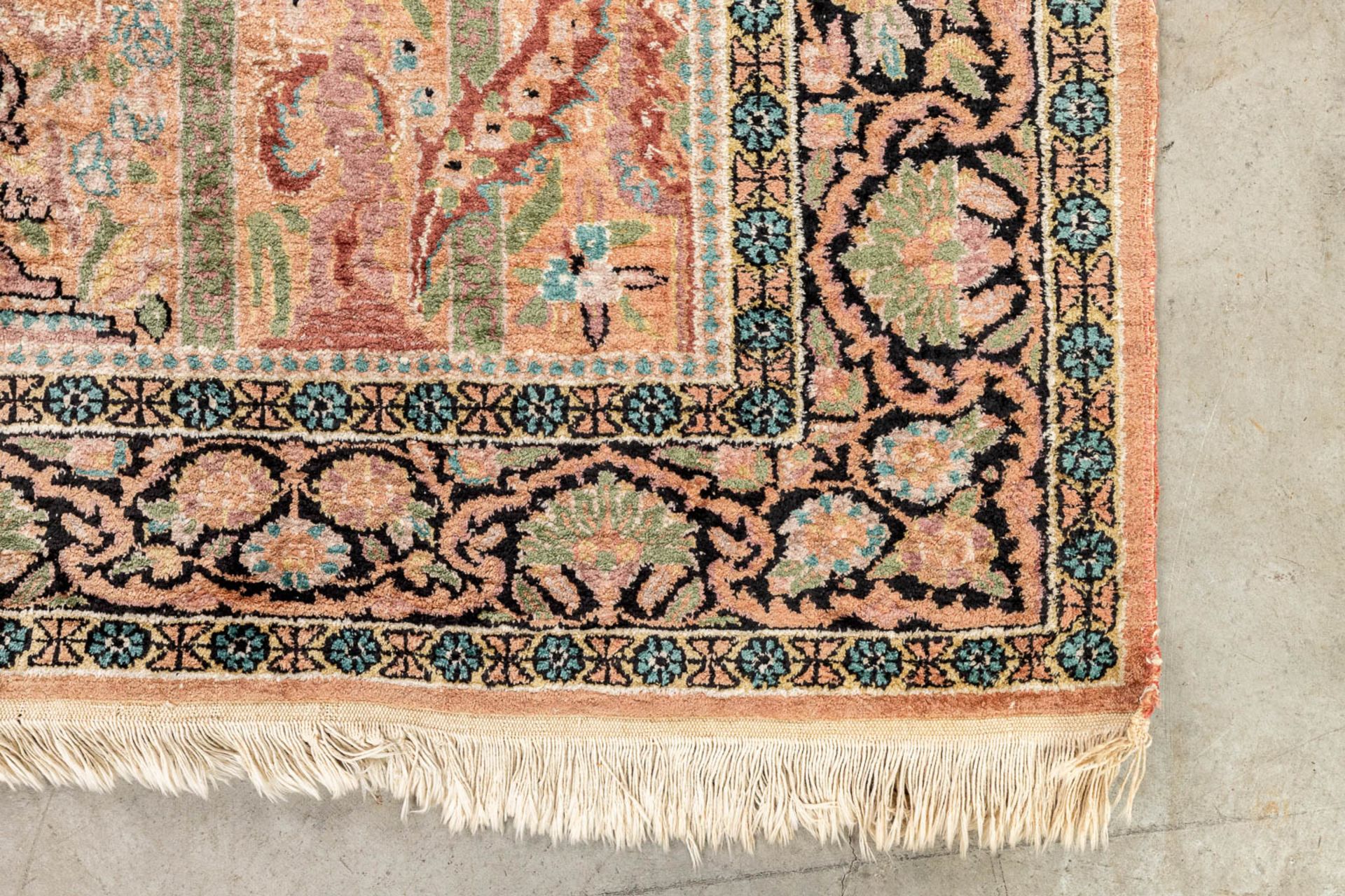 An oriental hand-made prayer carpet. Isfahan. (124 x 193 cm) - Image 2 of 7