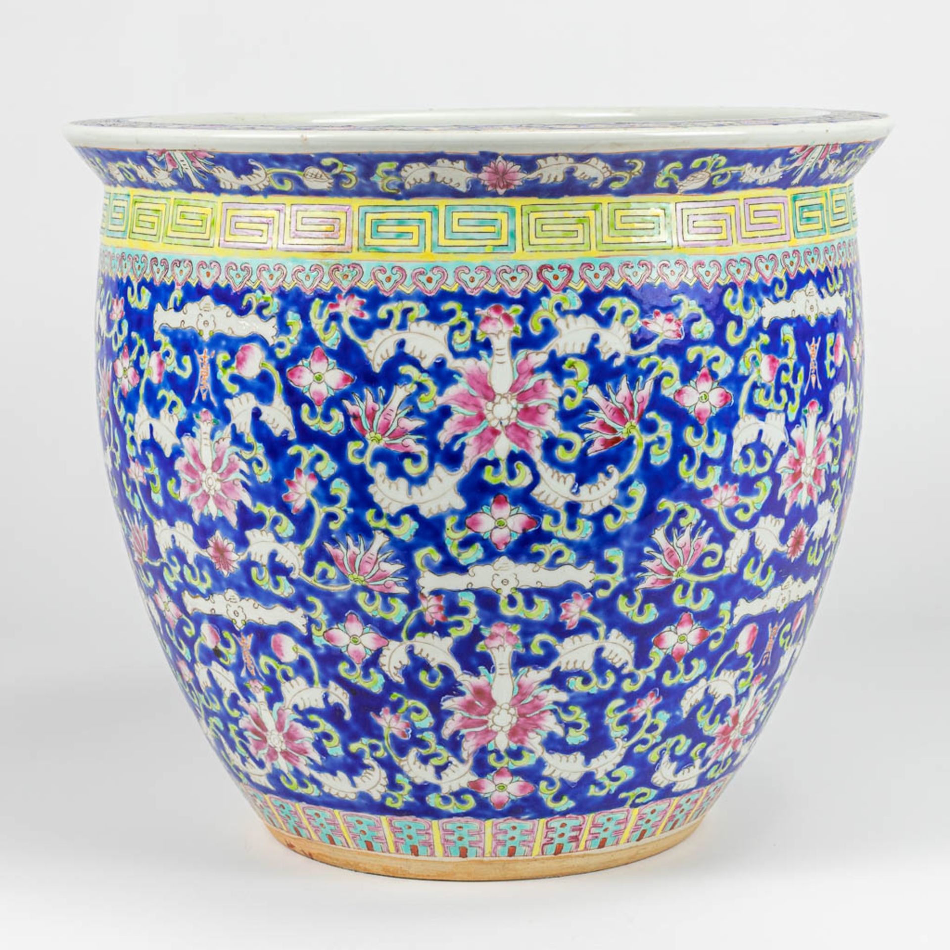 A large cache-pot made of Chinese porcelain and decorated with flowers - Image 7 of 10