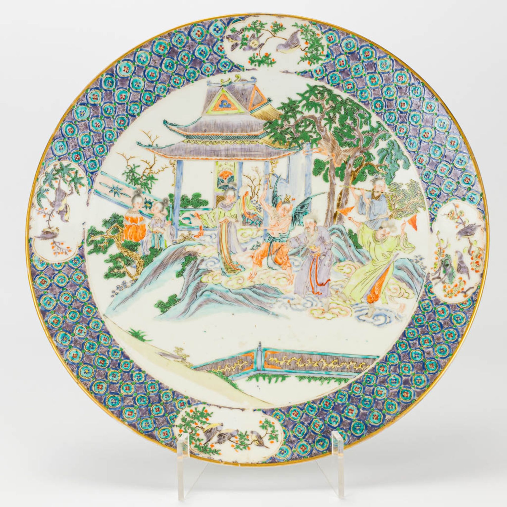 A pair of plates made of Chinese porcelain in Kanton style. 19th century. - Image 21 of 24