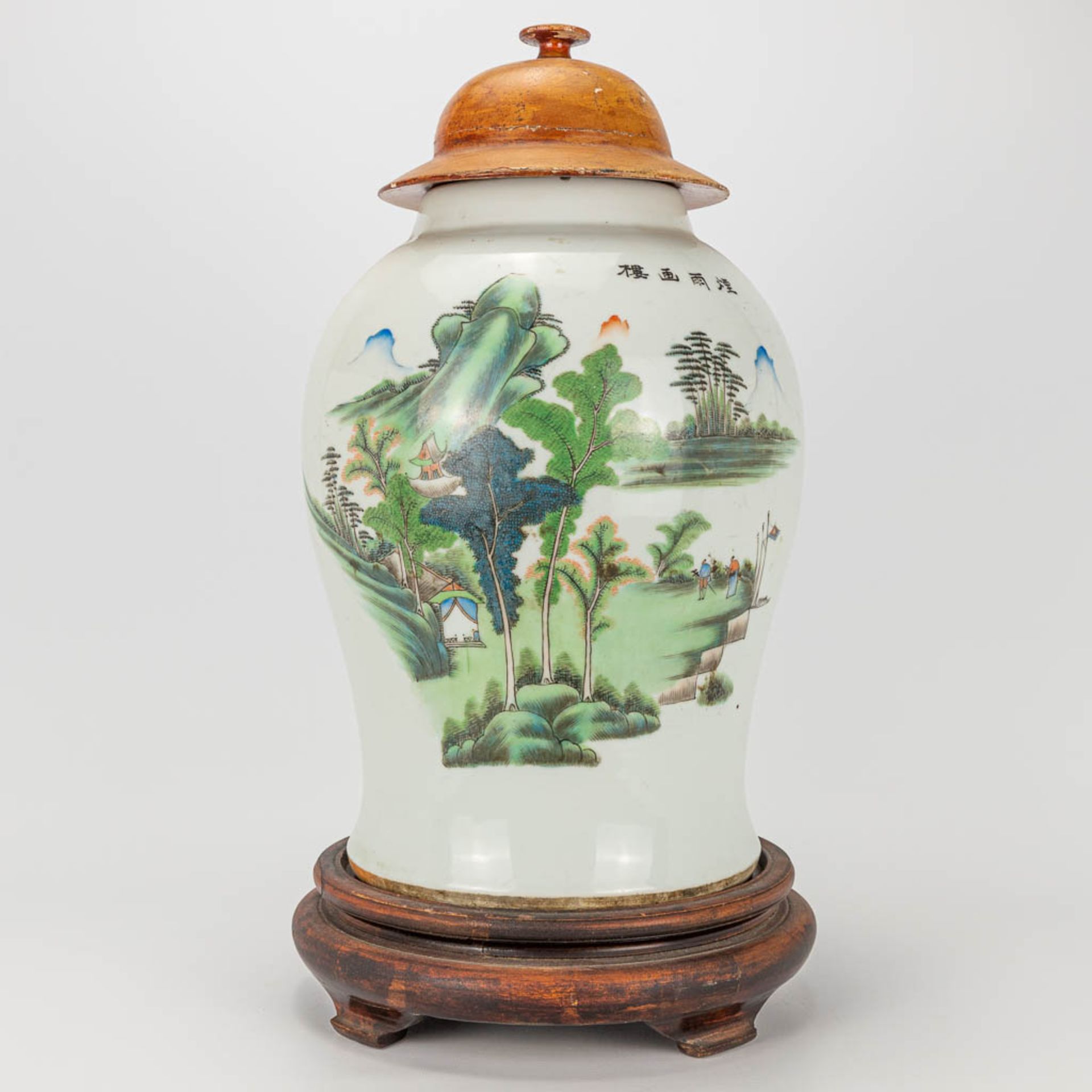 A vase with lid made of Chinese porcelain and decorated with landscapes