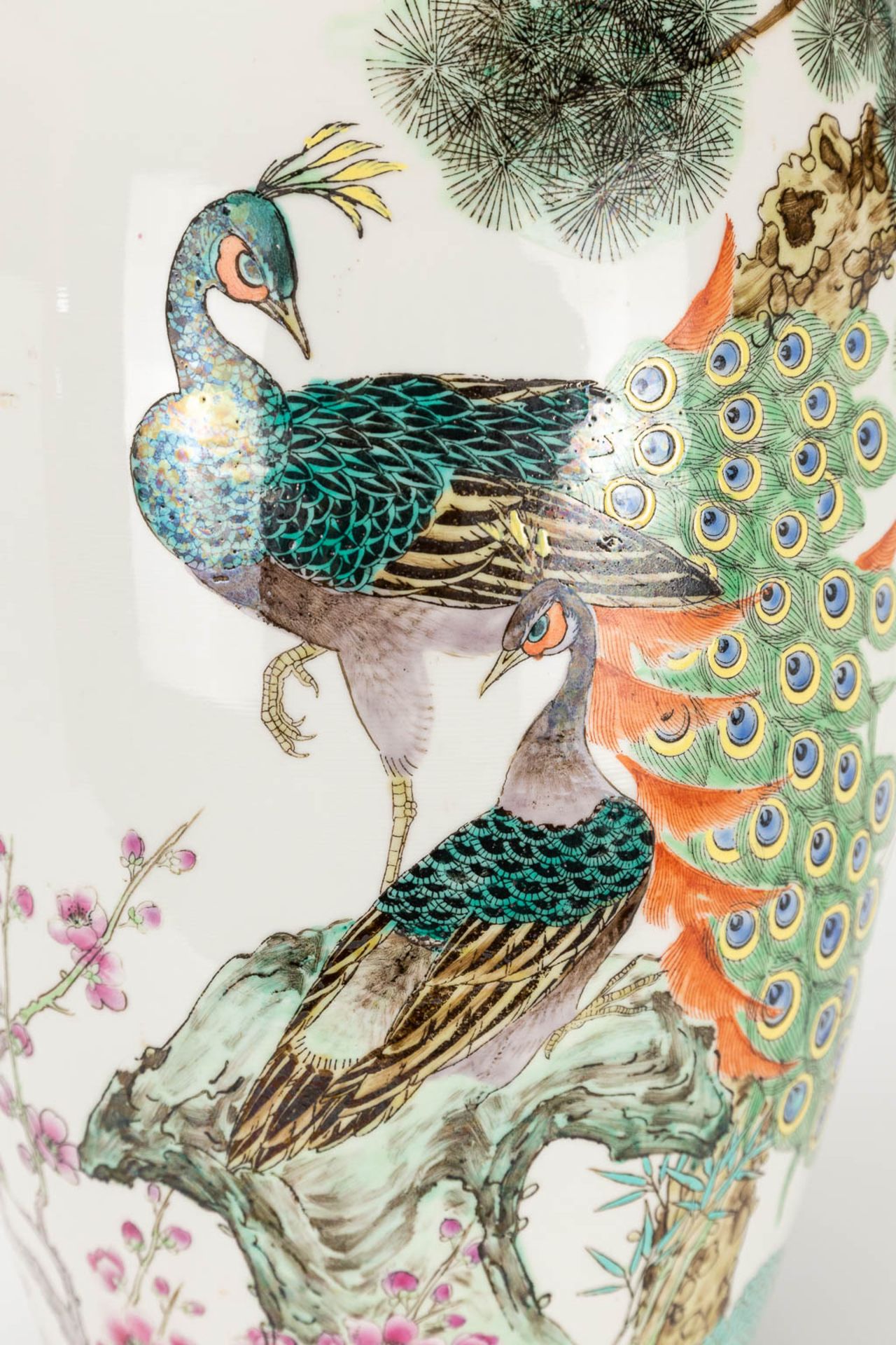 A vase made of Chinese porcelain and decorated with peacocks - Image 13 of 16