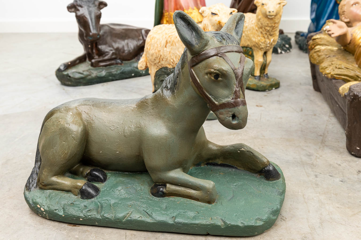 A complete and large figurative Nativity scene made of patinated plaster - Image 10 of 18