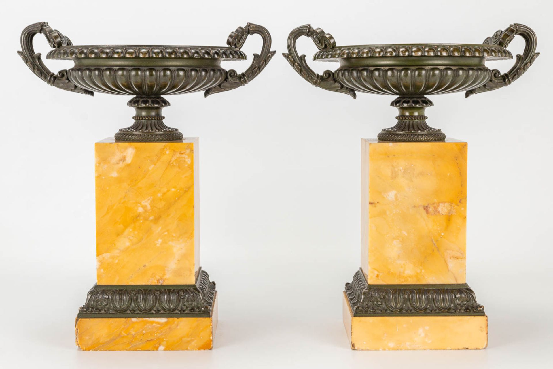 A pair of cassolettes in neoclassical style, made of bronze and mounted on a marble base. - Image 13 of 13