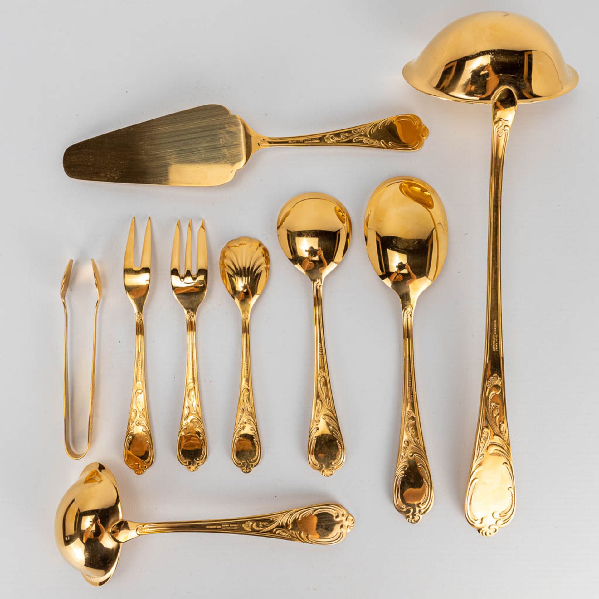 A gold-plated flatware cuttlery set, made by Solingen in Germany. Inox 18/10 gold-plated 23 karat. 7 - Image 4 of 11