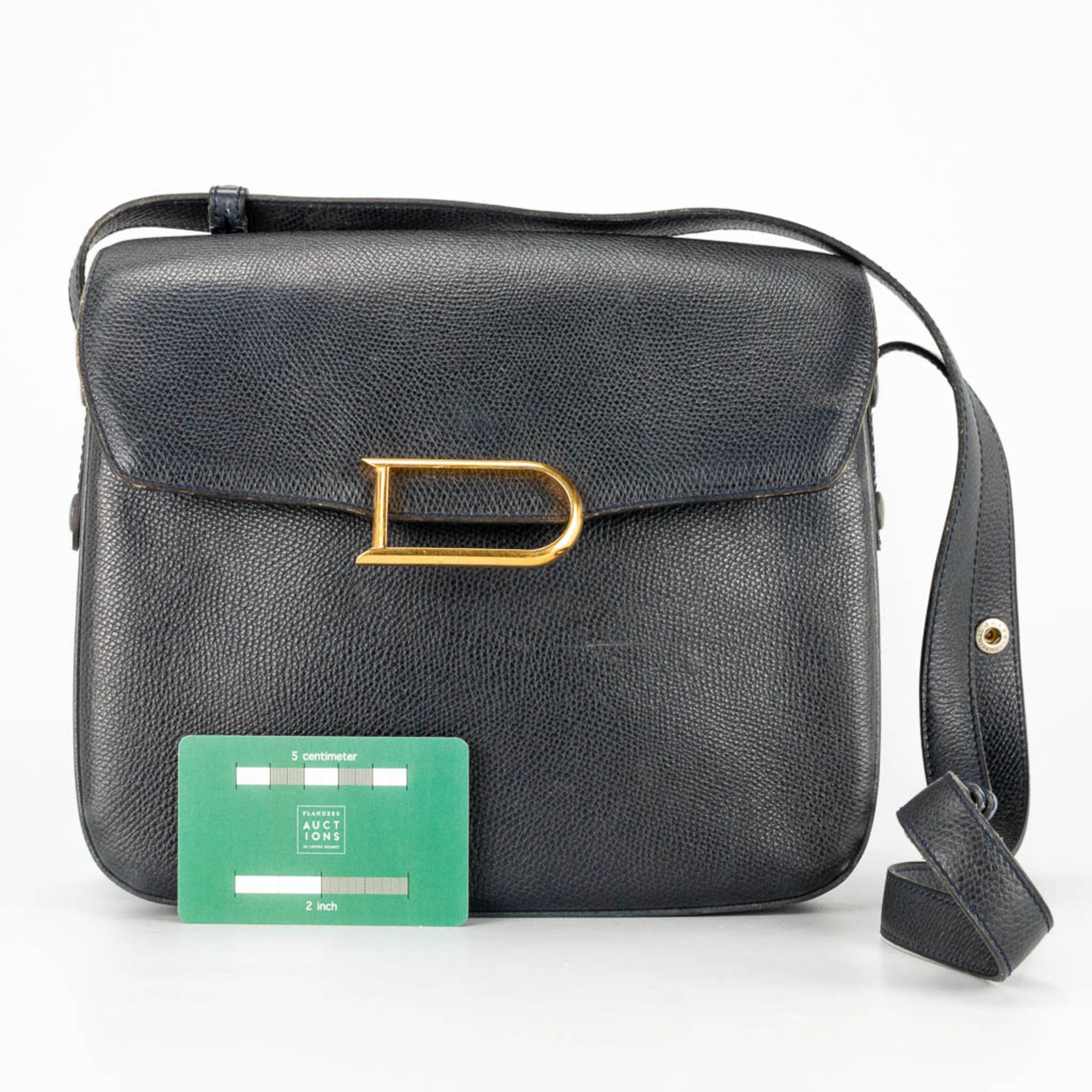 A purse made of black leather and marked Delvaux, with the original mirror. - Image 5 of 13