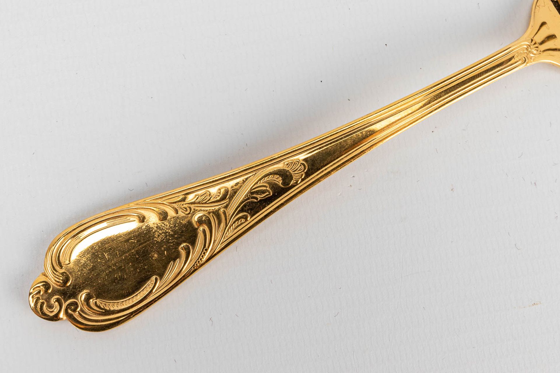 A gold-plated flatware cuttlery set, made by Solingen in Germany. Inox 18/10 gold-plated 23 karat. 7 - Image 11 of 11