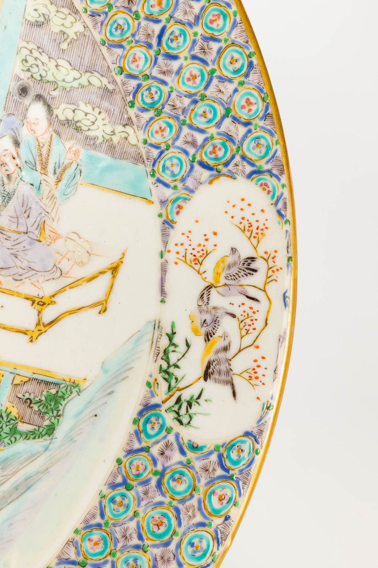 A pair of plates made of Chinese porcelain in Kanton style. 19th century. - Image 14 of 24