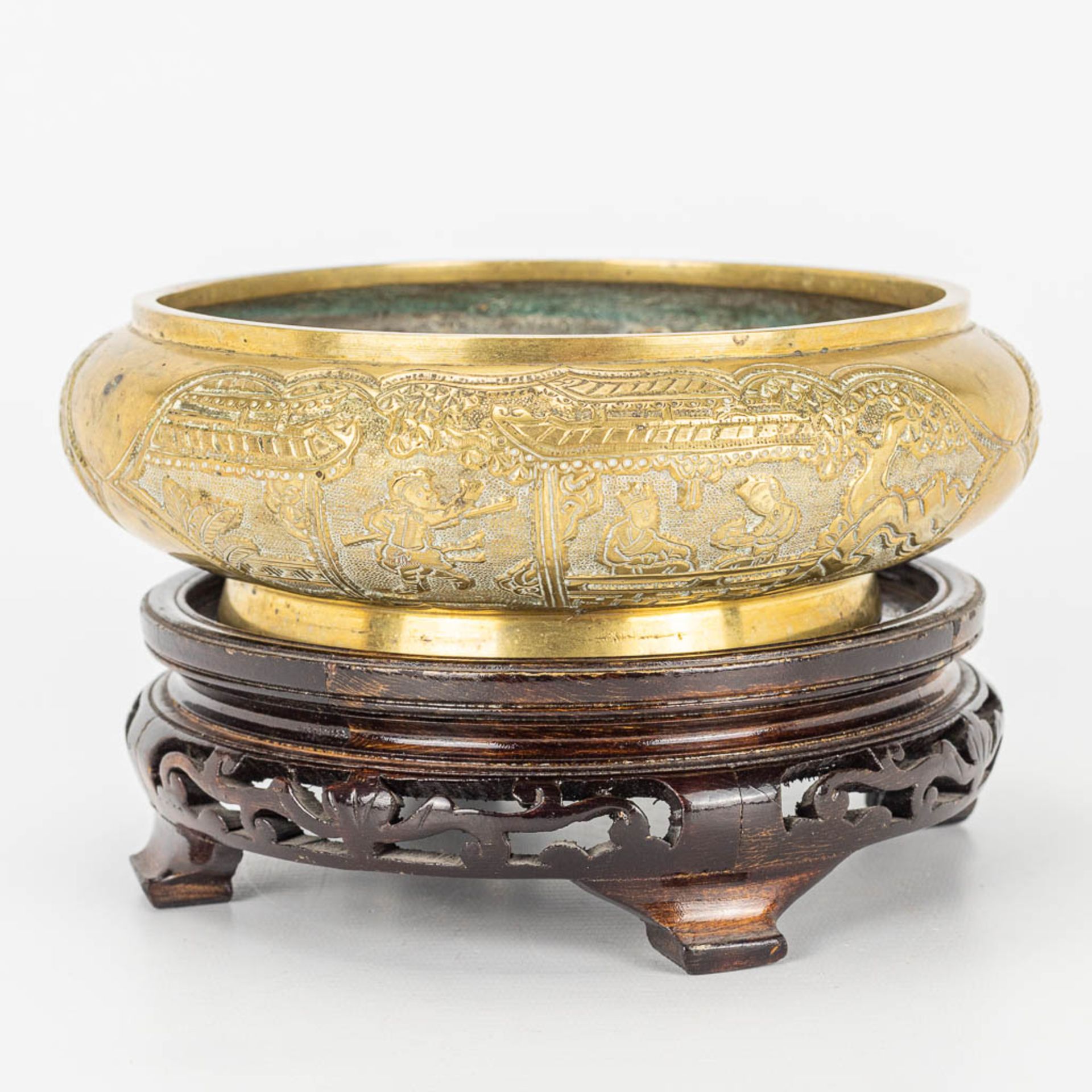 A bronze bržle parfum bowl, on a wood base. Marked Xuande. - Image 4 of 14