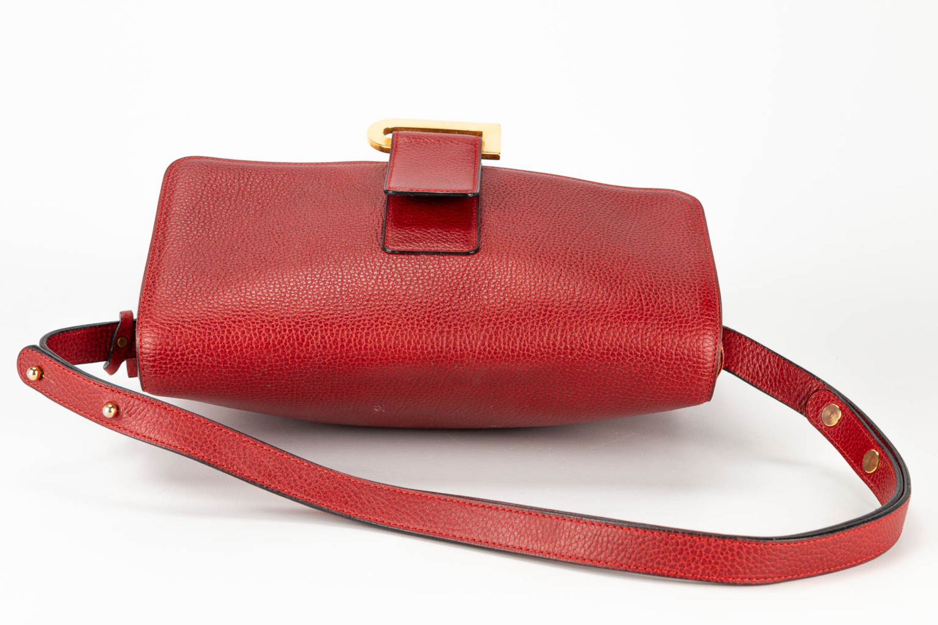 A purse made of red leather and marked Delvaux. - Image 6 of 16