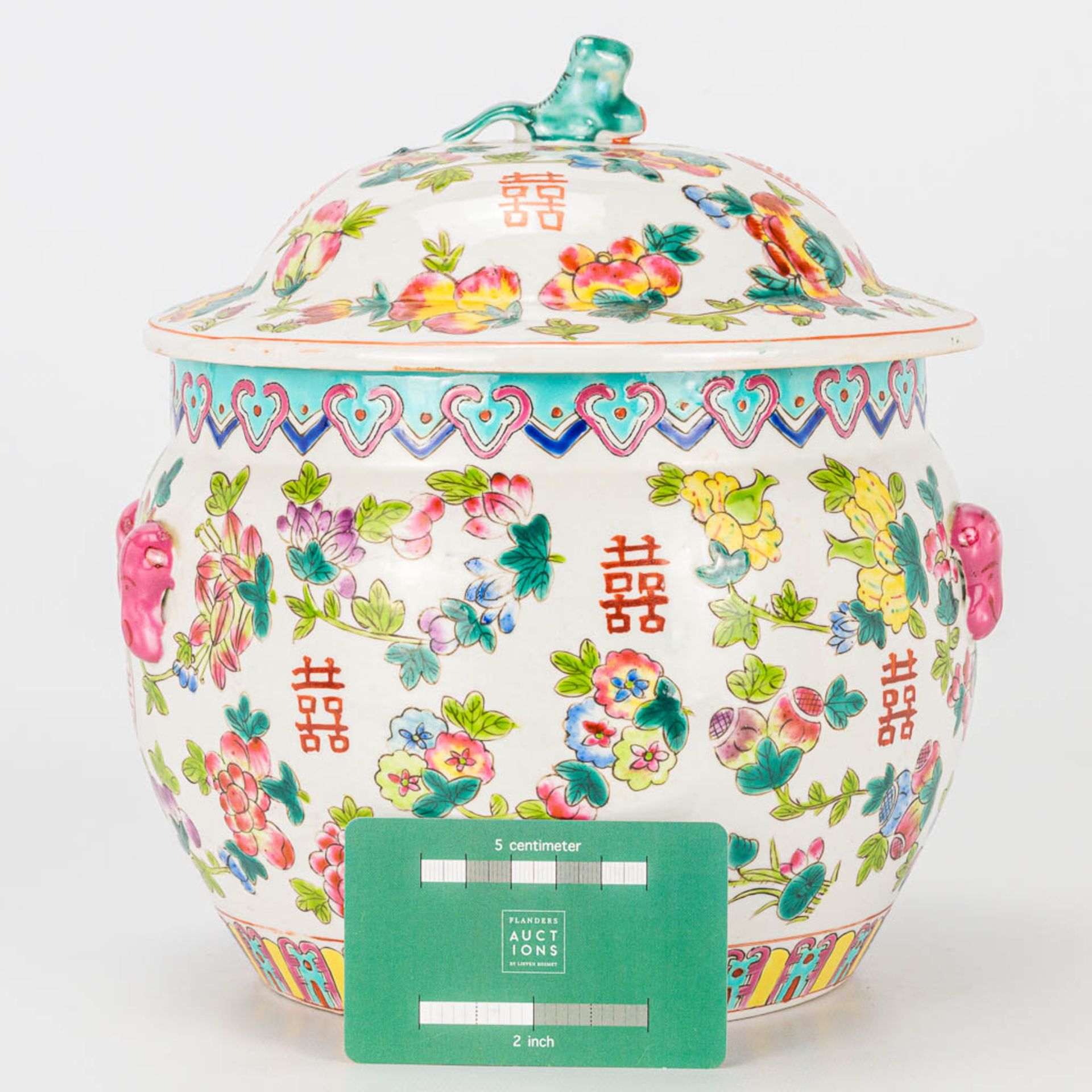 A jar made of Chinese porcelain and decorated with flowers. Marked Tongzhi, 19th/20th century. - Image 10 of 13