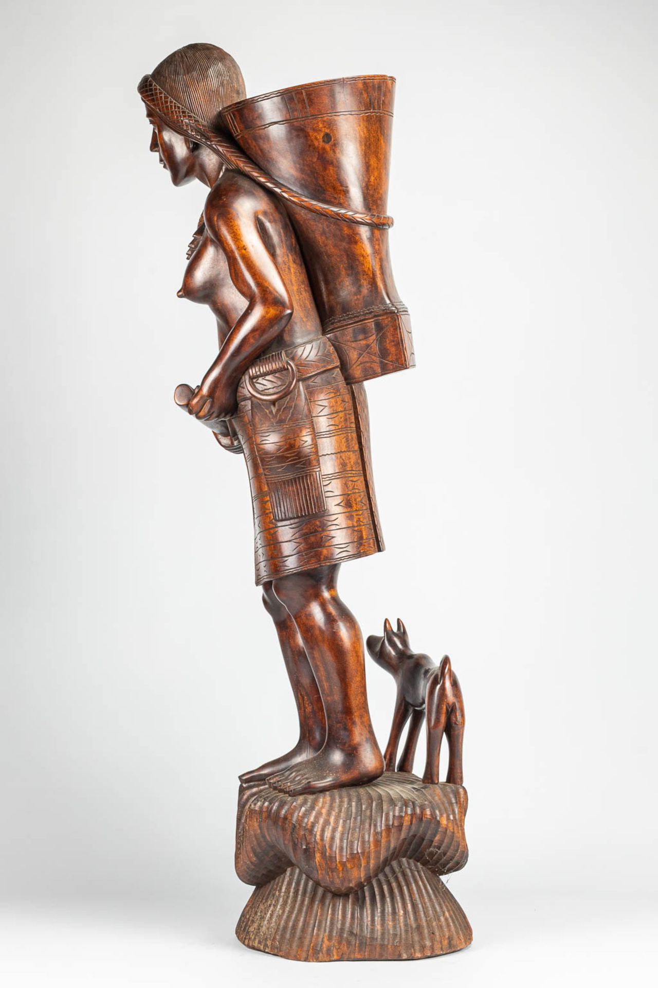 A large statue of an African woman, made of sculptured wood. - Image 5 of 8