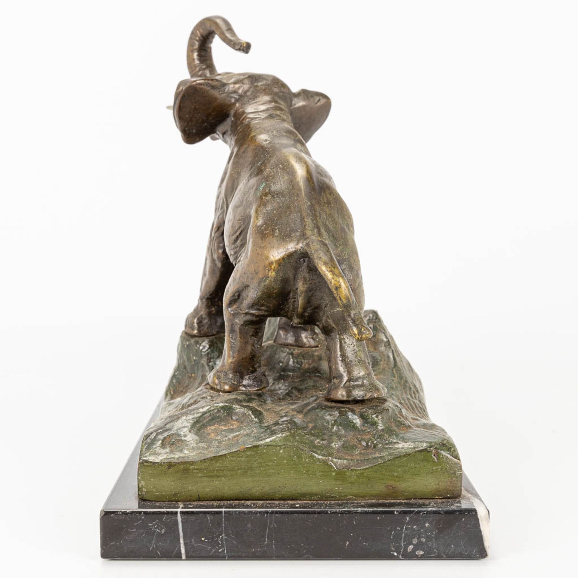 A bronze statue of an elephant and lion, standing on a marble base - Bild 3 aus 13
