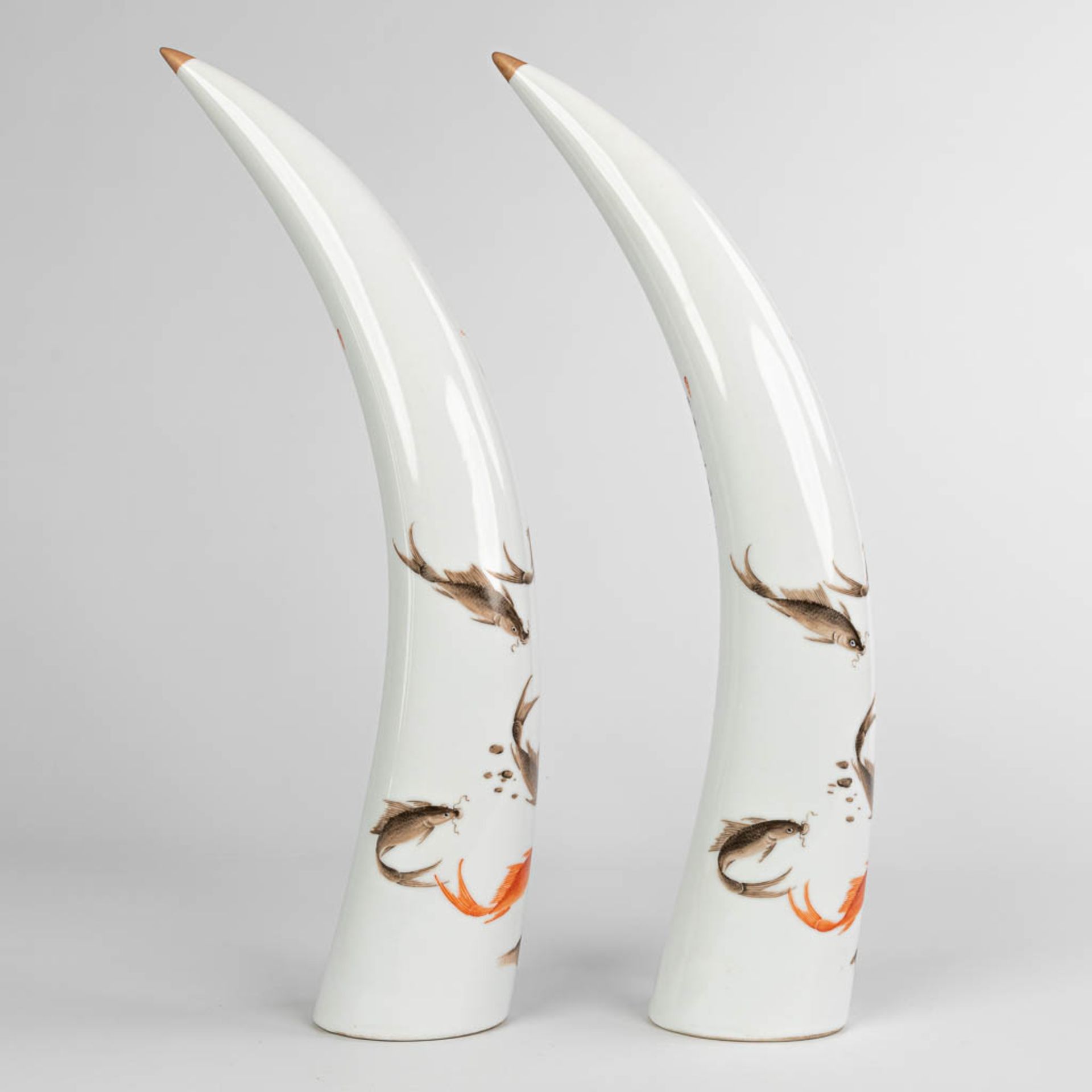 A pair of tusks, made of Chinese porcelain and decorated with fish. - Image 3 of 12