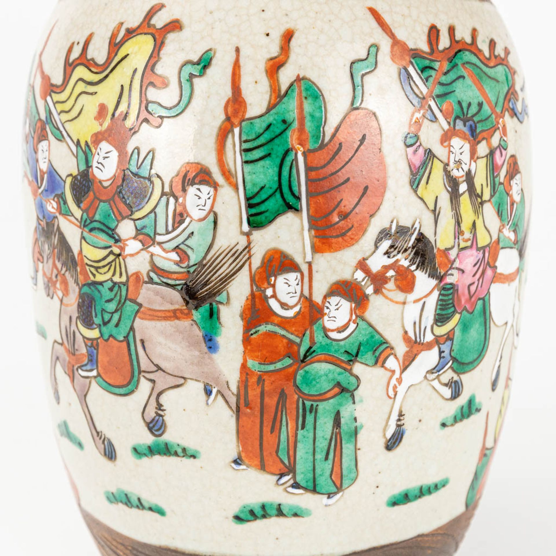 A Nanking vase made of Chinese porcleain and decorated with warriors - Image 11 of 15