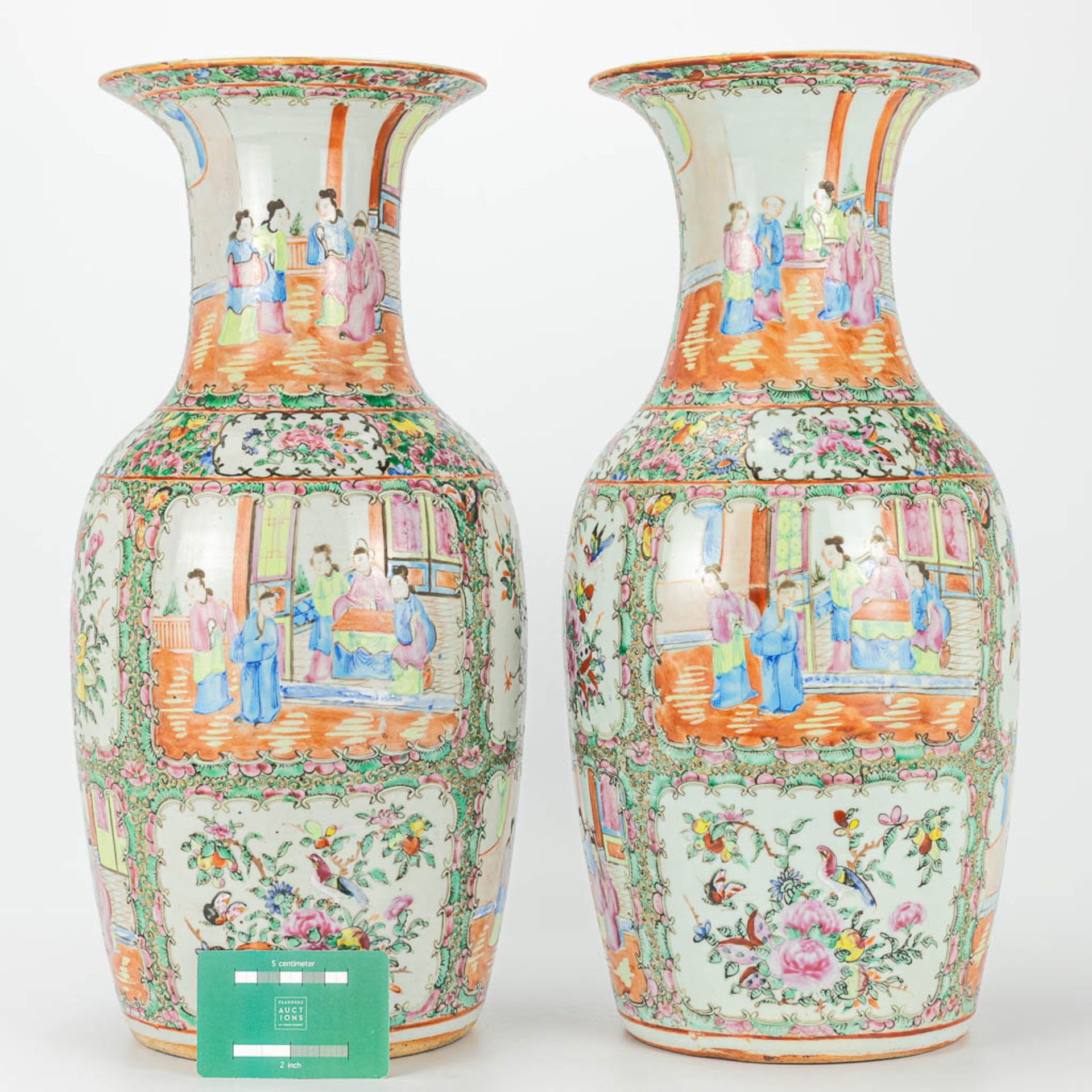 A pair of vases made of Chinese porcelain in Canton style. 19th century. - Image 11 of 17
