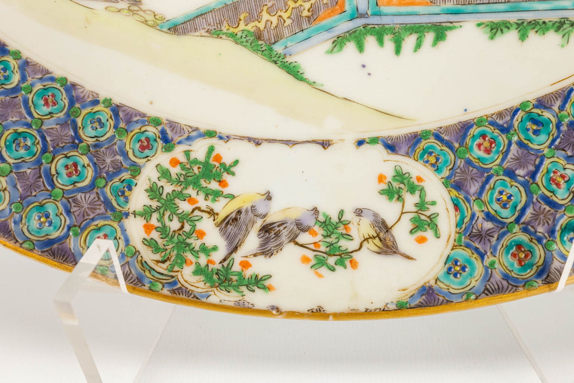 A pair of plates made of Chinese porcelain in Kanton style. 19th century. - Image 11 of 24
