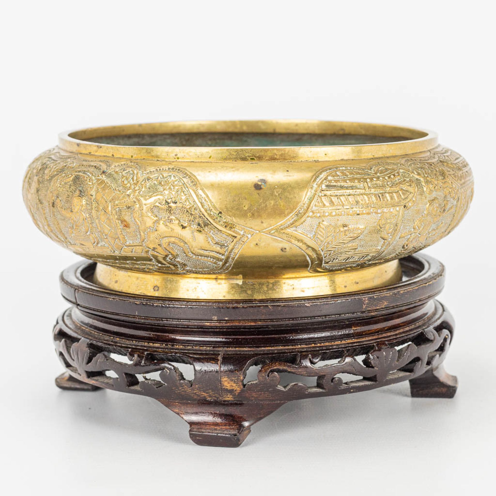 A bronze bržle parfum bowl, on a wood base. Marked Xuande. - Image 5 of 14