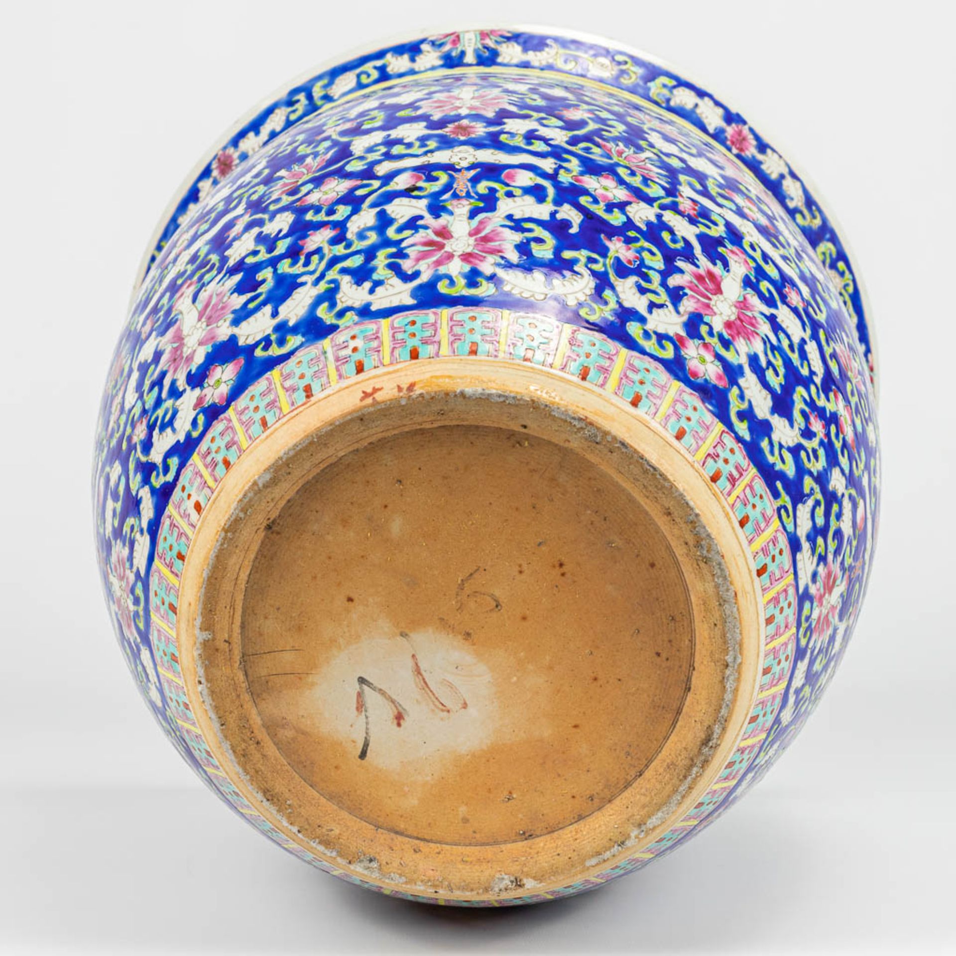A large cache-pot made of Chinese porcelain and decorated with flowers - Image 6 of 10