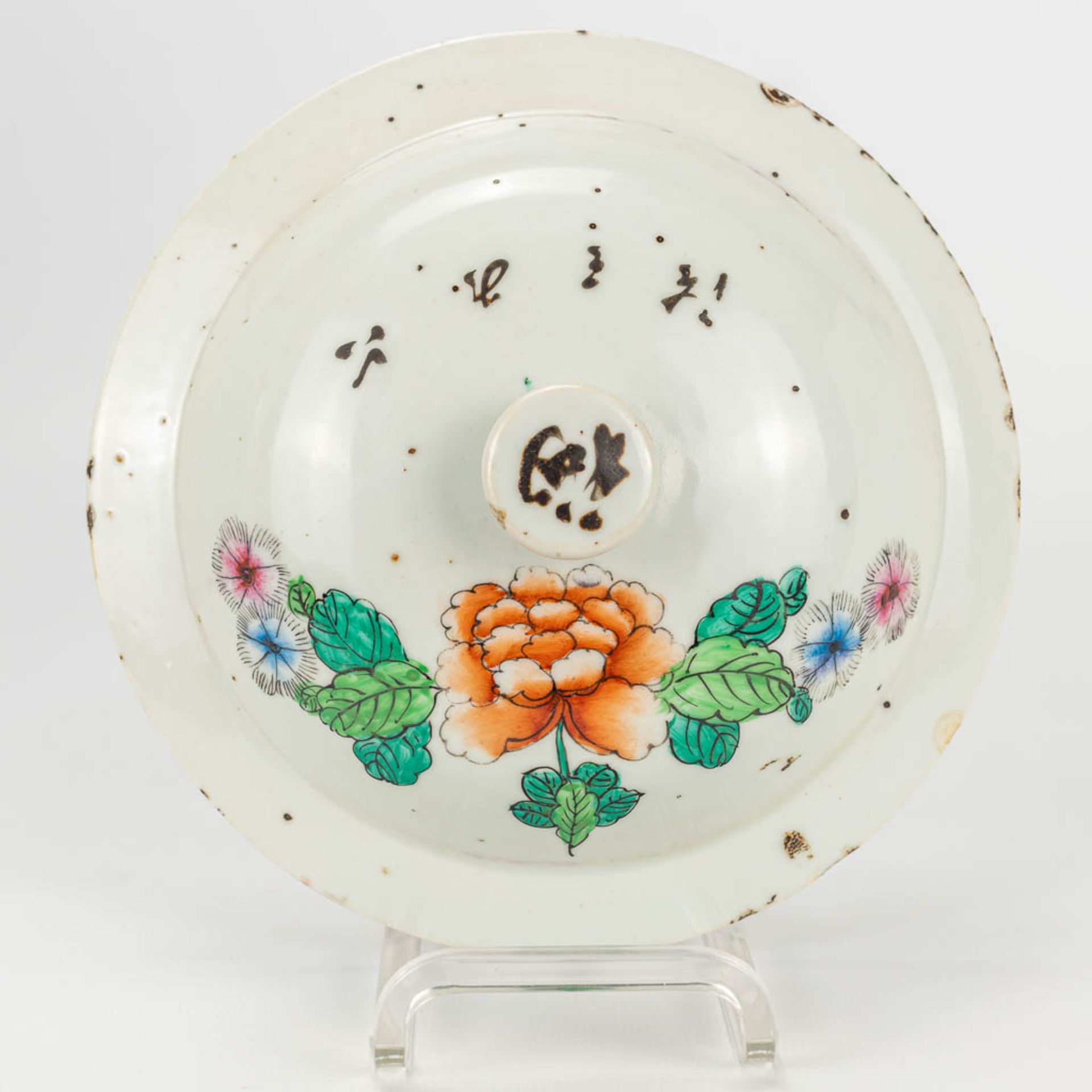 A vase with lid made of Chinese porcelain and decorated with ladies in the garden with a child - Image 8 of 15