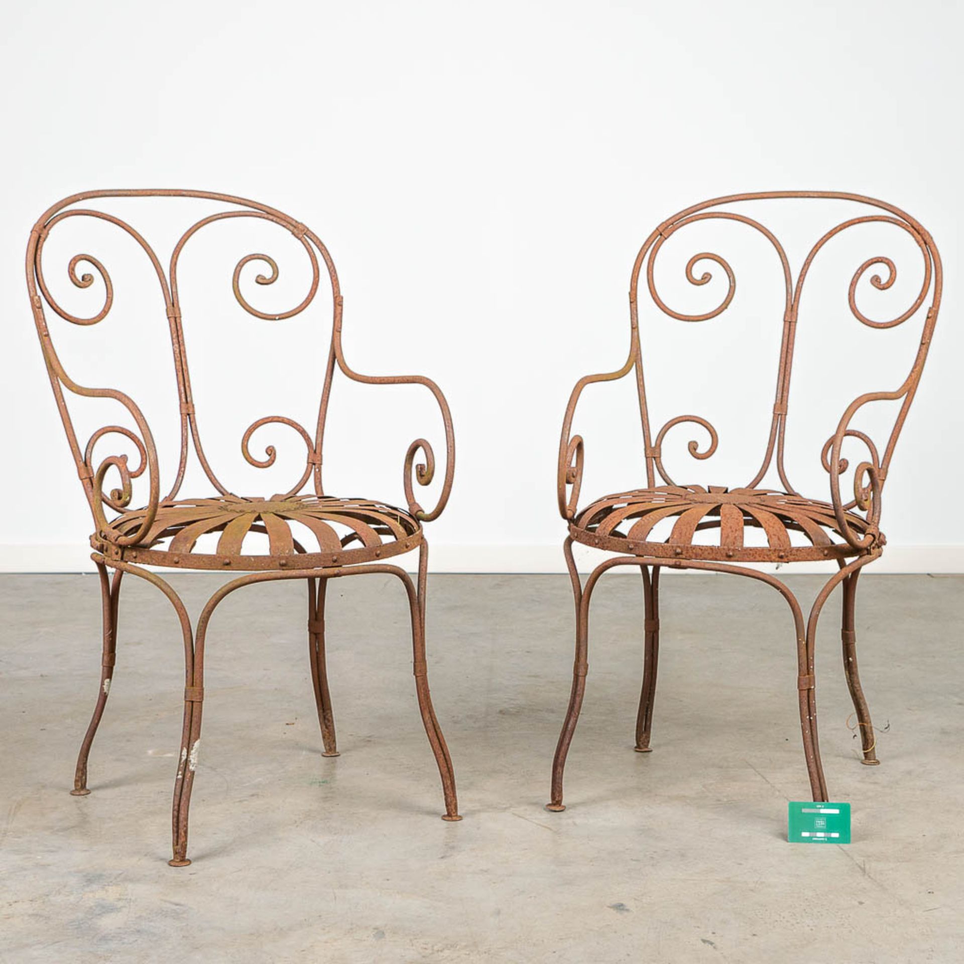A pair of garden chairs made of wrought iron. - Image 3 of 6