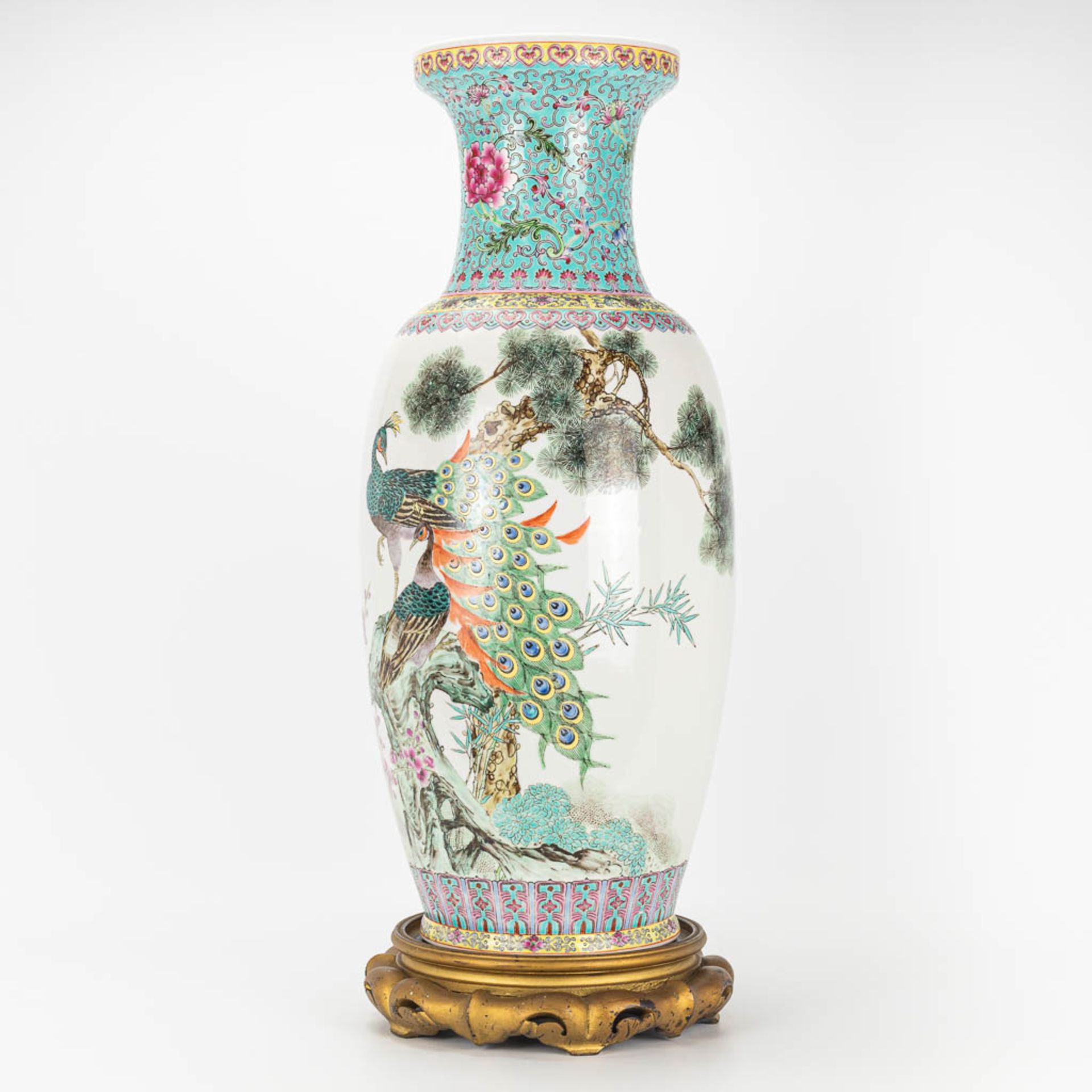 A vase made of Chinese porcelain and decorated with peacocks - Image 9 of 16