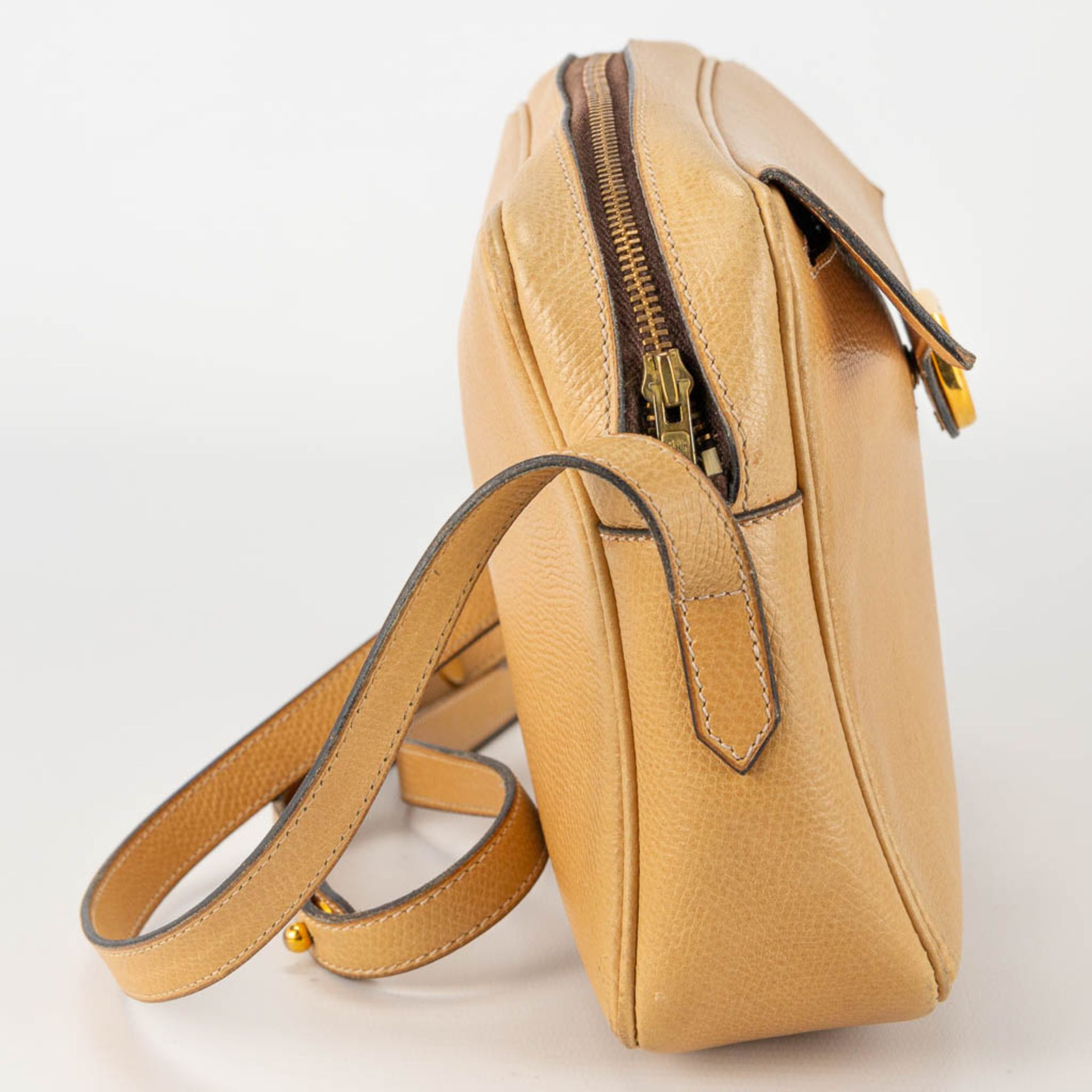A purse made of brown leather and marked Delvaux. - Image 6 of 14