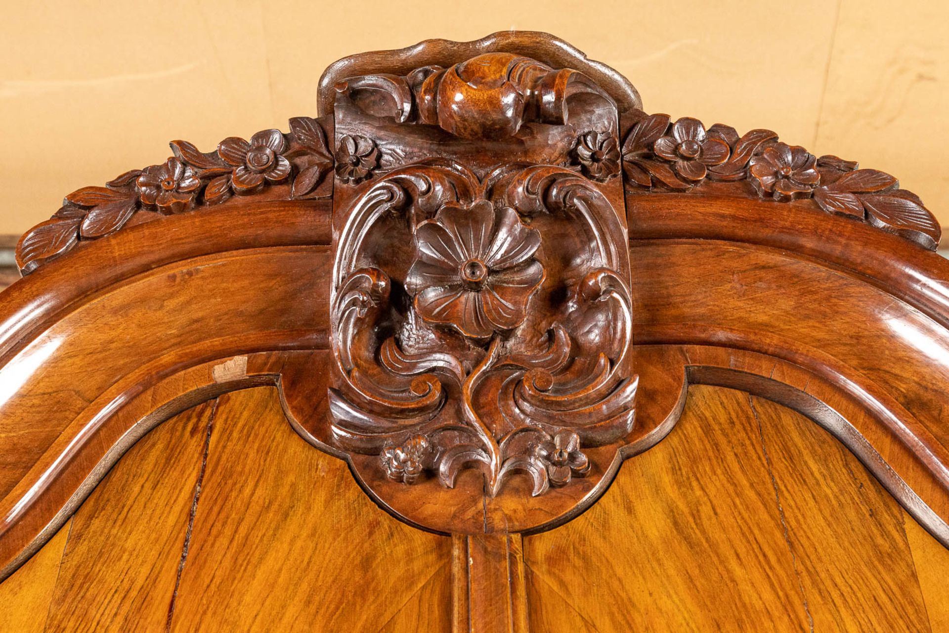 A Dutch cabinet decorated with medallions and wood sculptures - Image 13 of 16