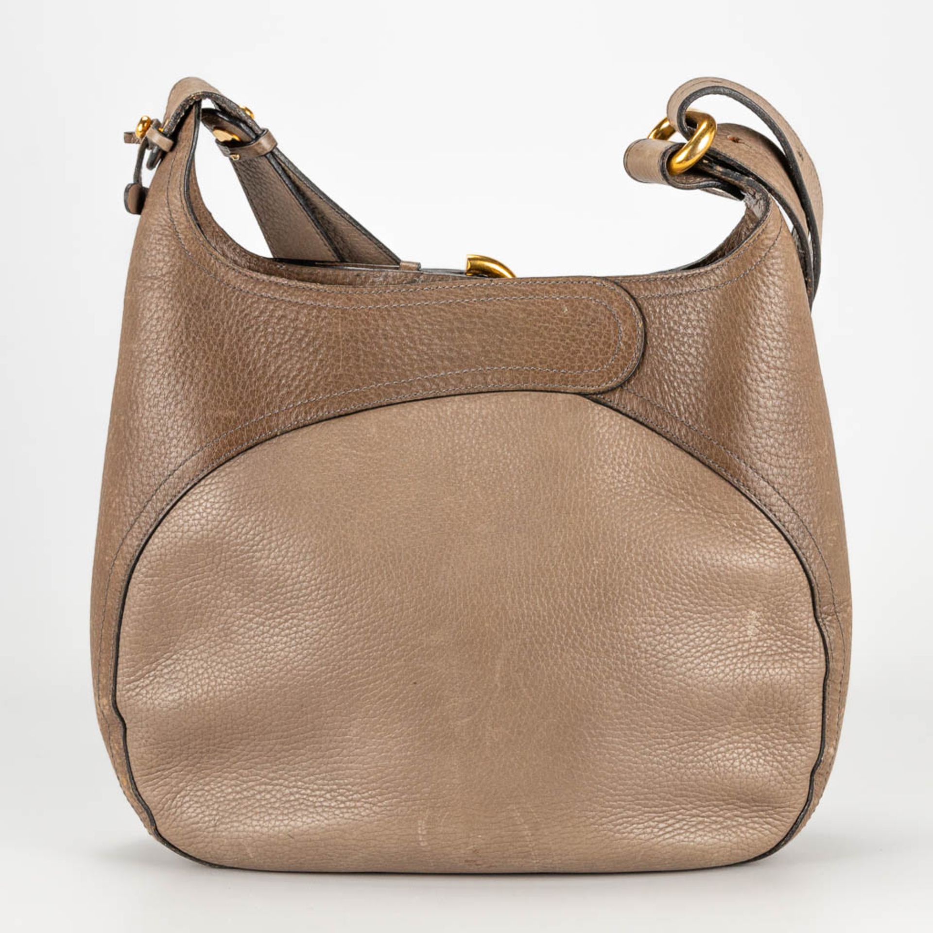 A purse made of brown leather and marked Delvaux. - Image 5 of 16