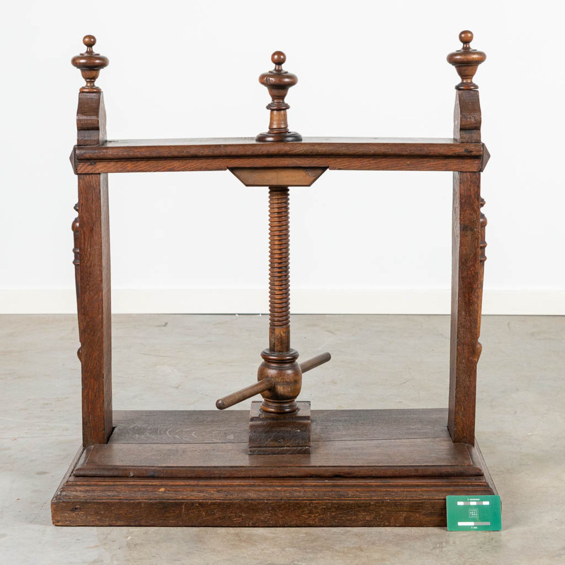 An antique linnen or book press, made of wood. - Image 2 of 7