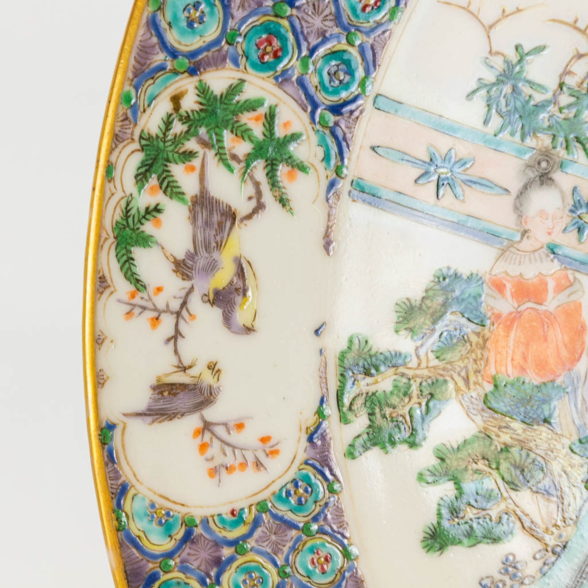A pair of plates made of Chinese porcelain in Kanton style. 19th century. - Image 7 of 24