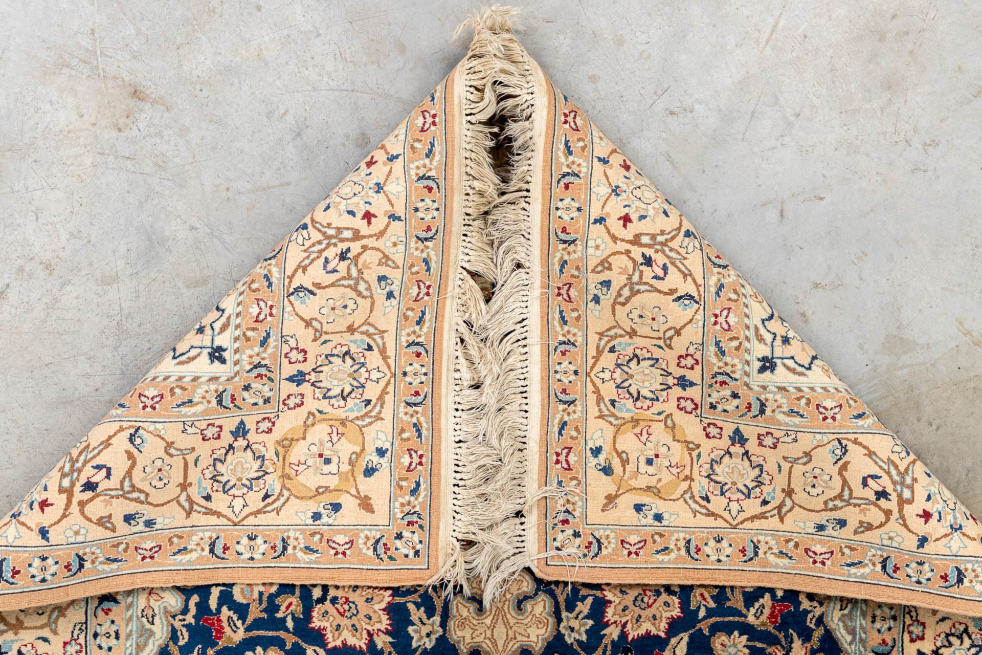 An Oriental hand-made carpet. Keshan. (119 x 185 cm) - Image 2 of 8