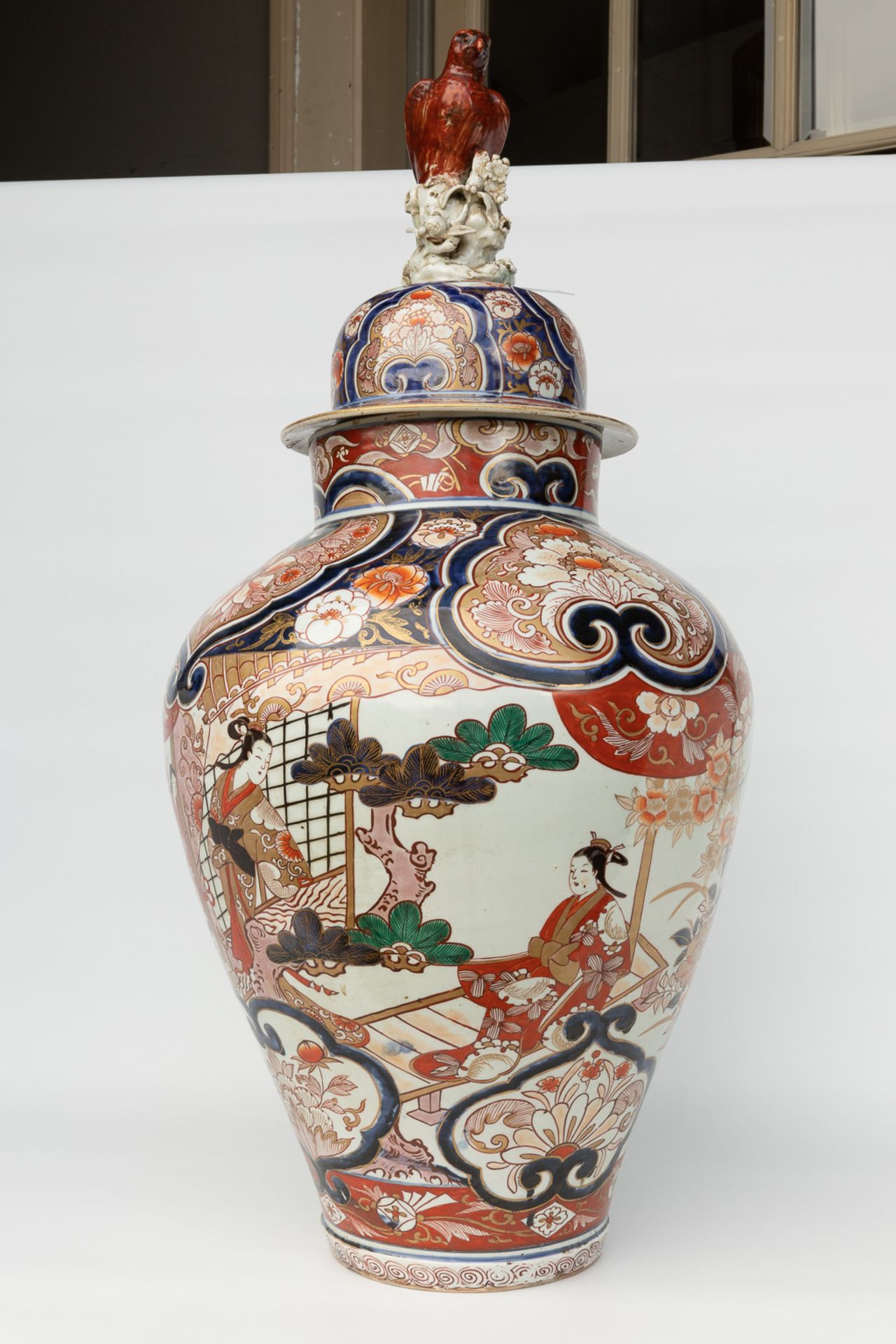 A large vase with lid made of Japanese porcelain in Imari - Image 15 of 16