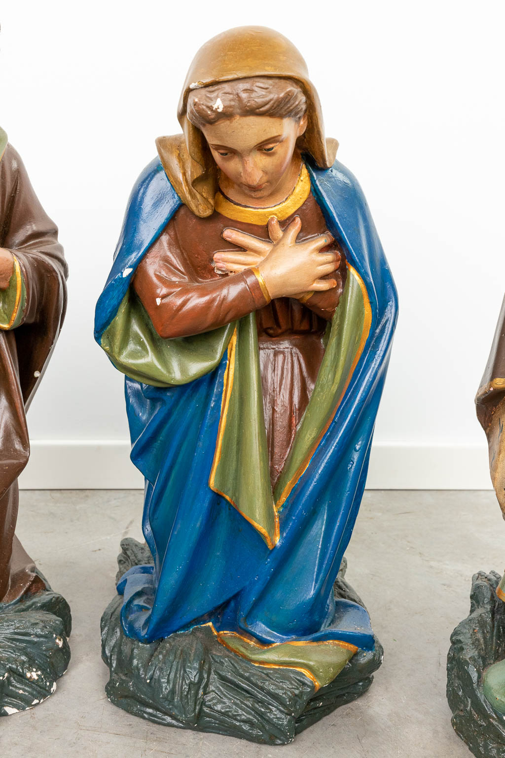 A complete and large figurative Nativity scene made of patinated plaster - Image 12 of 18