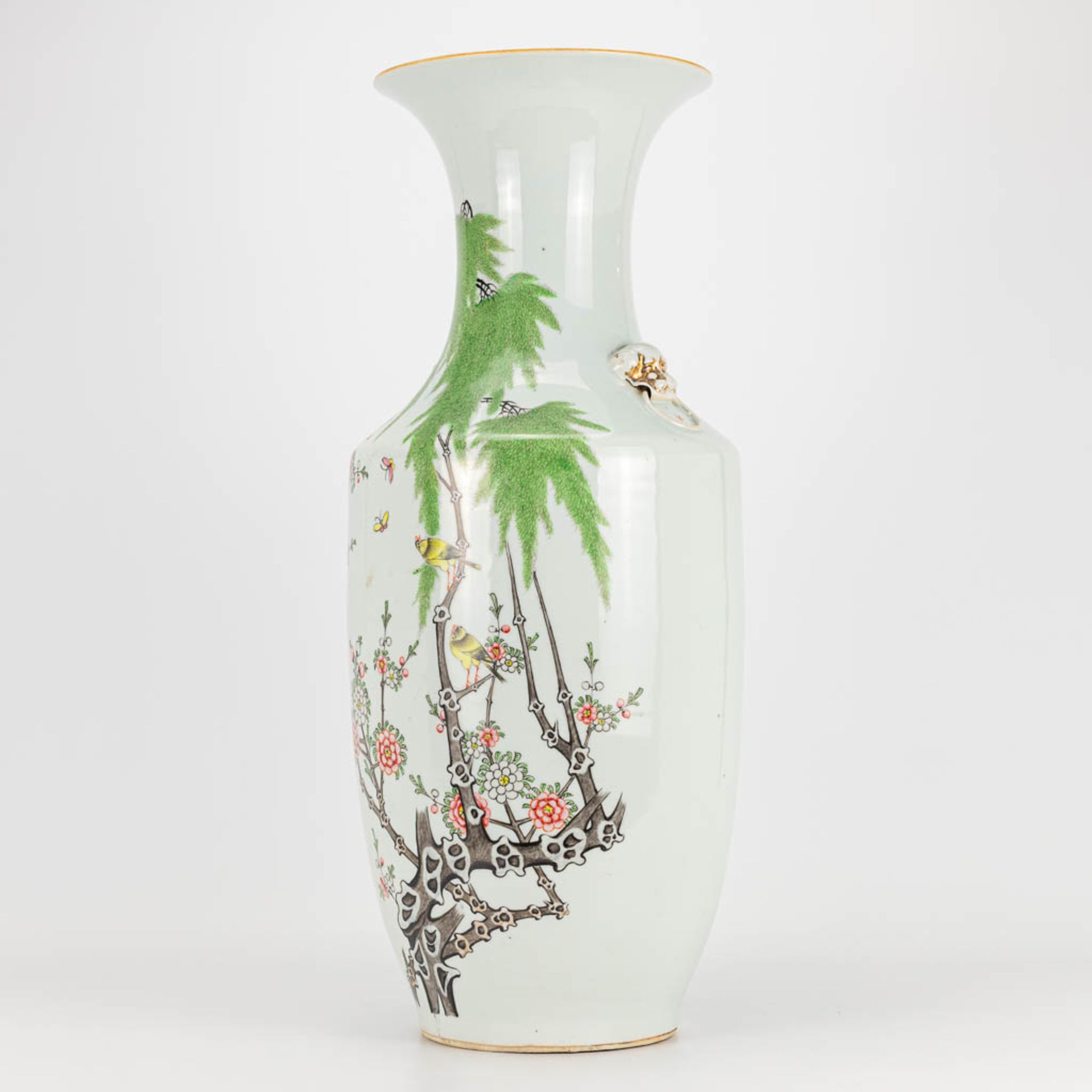 A vase made of Chinese porcelain and decorated with flowers and birds. - Image 5 of 16