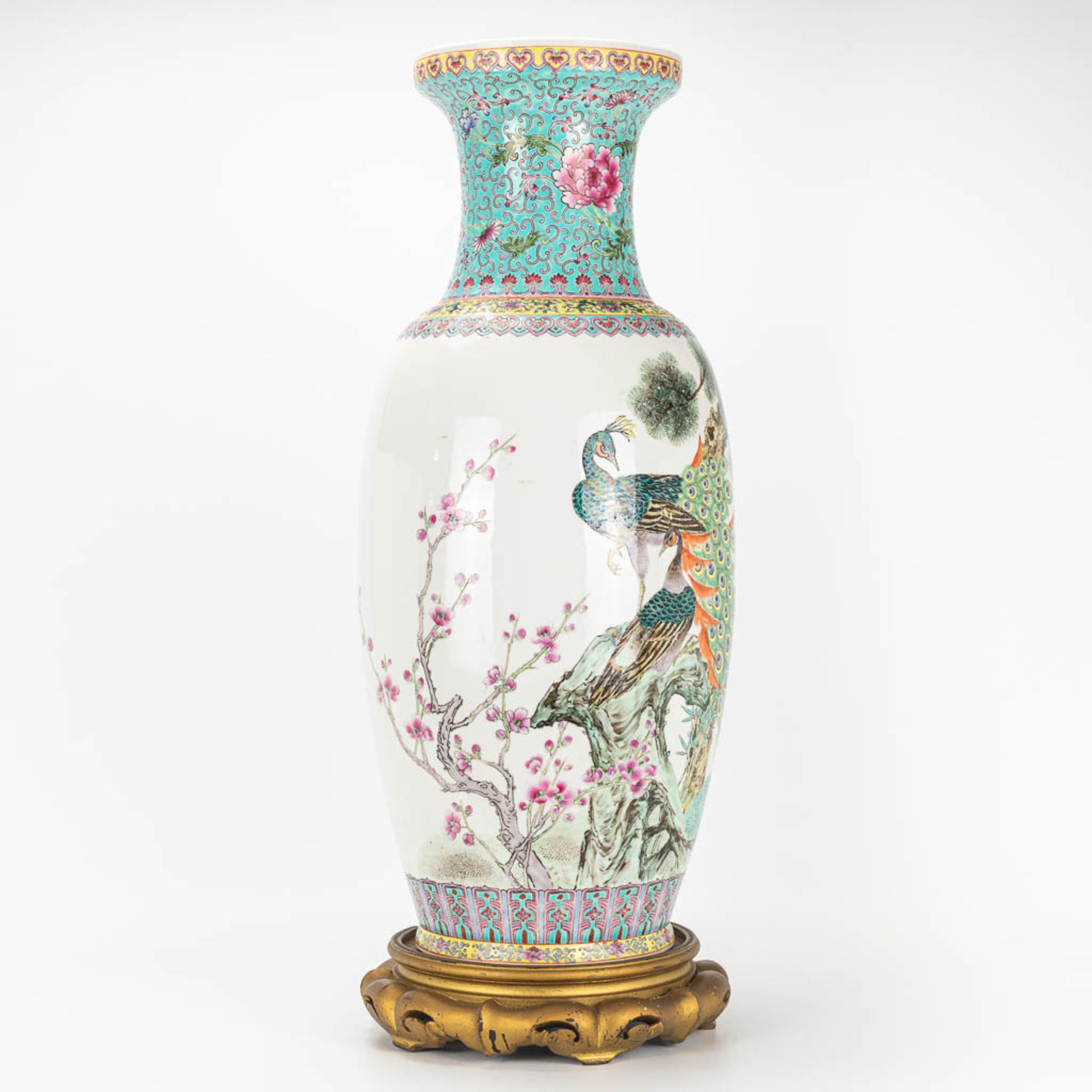A vase made of Chinese porcelain and decorated with peacocks - Image 4 of 16