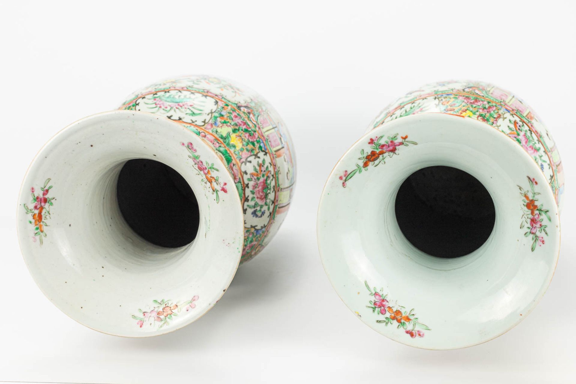 A pair of vases made of Chinese porcelain in Canton style. 19th century. - Image 3 of 17