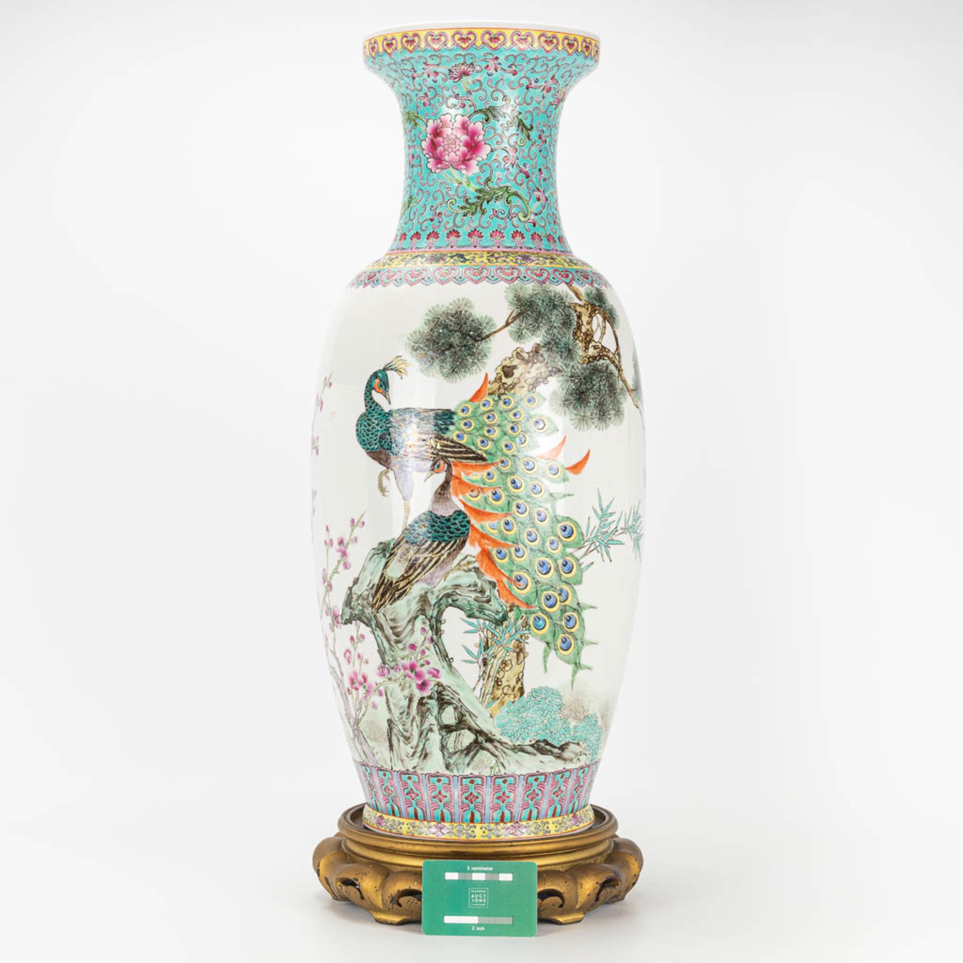 A vase made of Chinese porcelain and decorated with peacocks - Image 12 of 16