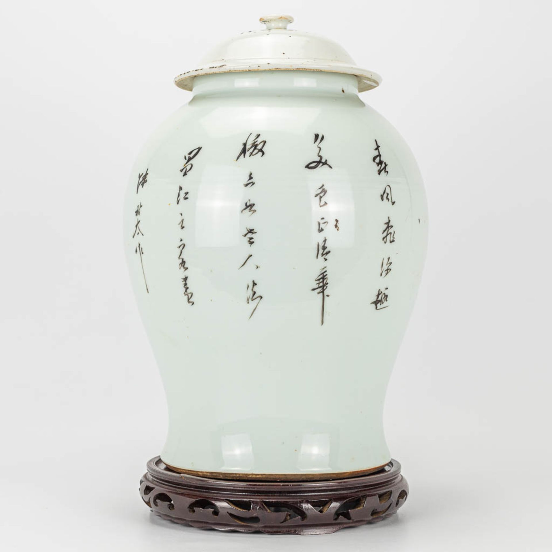 A vase with lid made of Chinese porcelain and decorated with ladies in the garden with a child - Image 2 of 15
