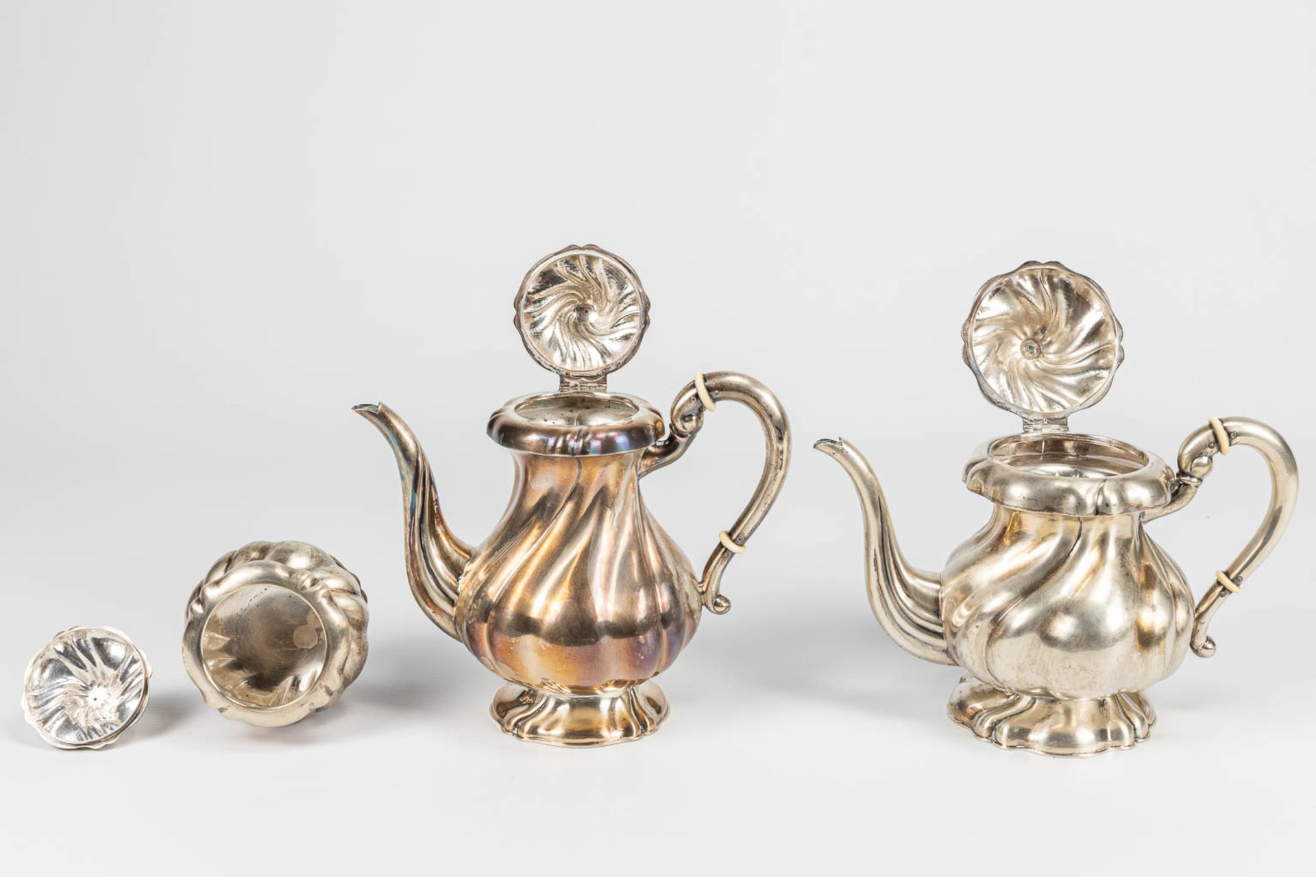 A 4-piece coffee and tea service made of silver on a silver-plated tray. - Image 13 of 14