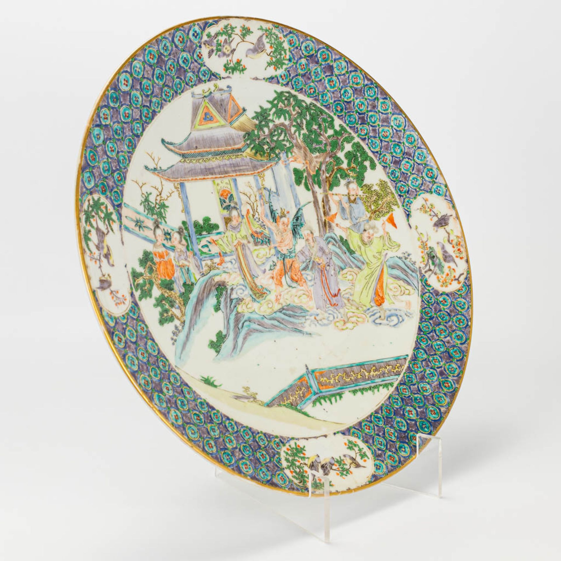 A pair of plates made of Chinese porcelain in Kanton style. 19th century. - Image 8 of 24